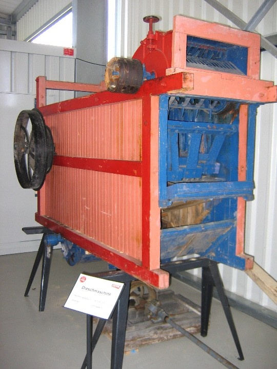 Dreschmaschine (Ausstellung und Archiv des Vereins FAHR-Schlepper-Freunde CC BY-NC-SA)