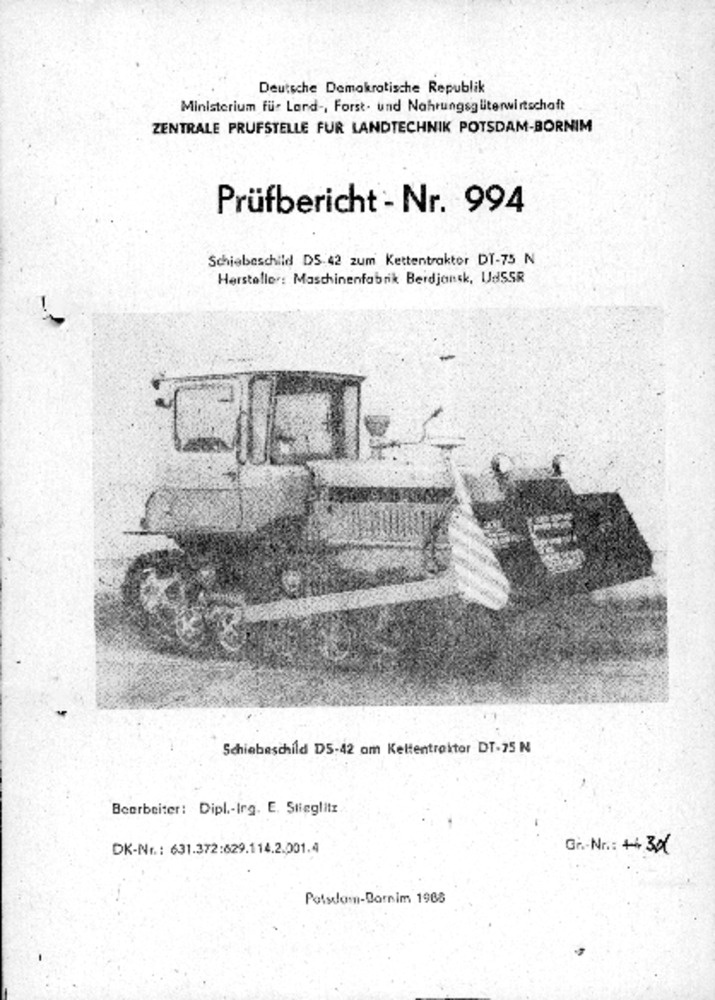 Schiebeschild DS-42 zum Kettentraktor DT-75 (Deutsches Landwirtschaftsmuseum Hohenheim CC BY-NC-SA)