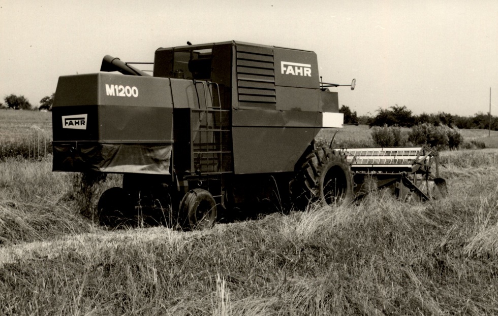 Selbstfahrender Mähdrescher M 1200 (Ausstellung und Archiv des Vereins FAHR-Schlepper-Freunde CC BY-NC-SA)
