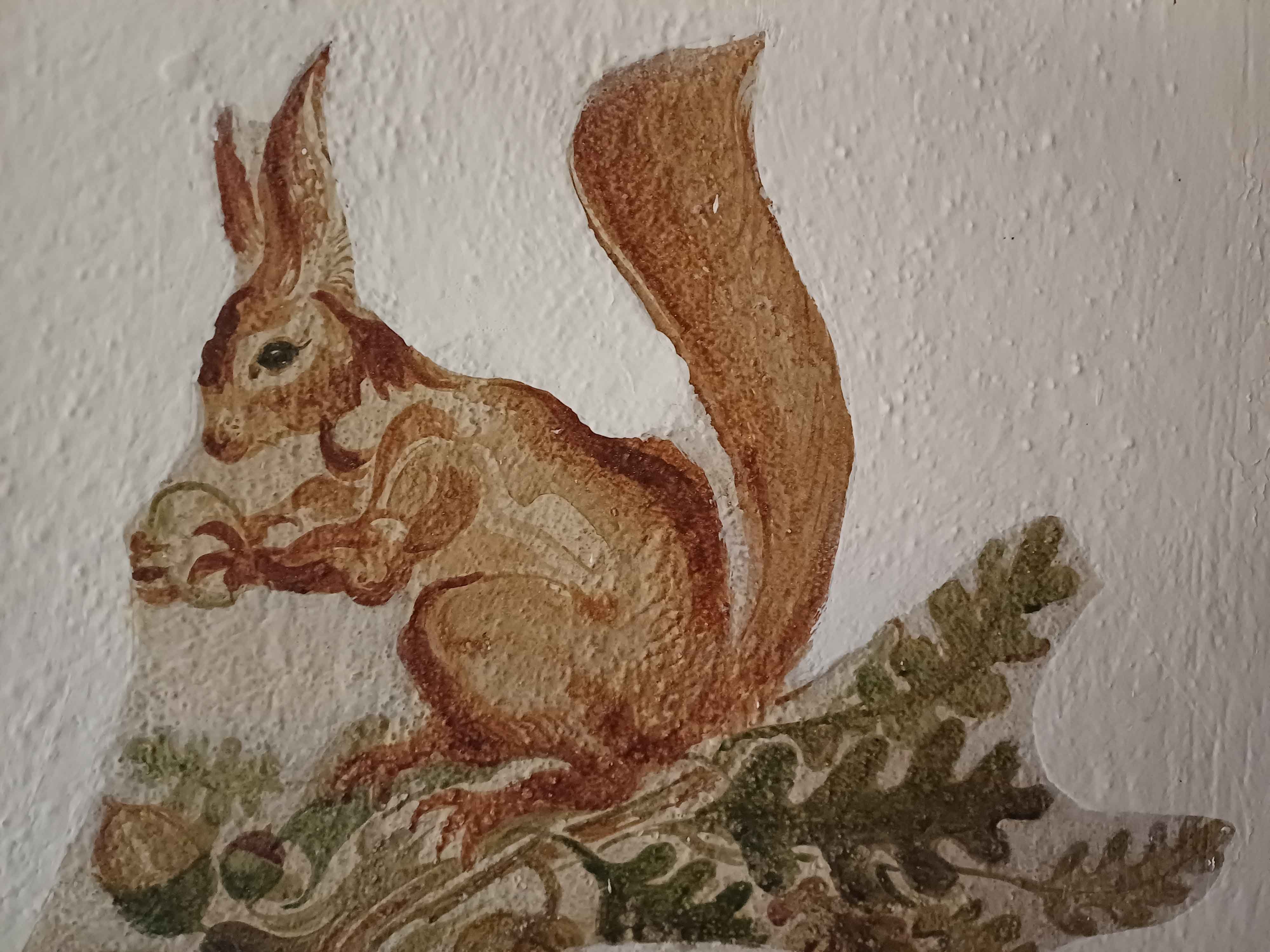 Eichhörnchen - Ein Eichkätzchen mit Eichel (Stift Heiligenkreuz CC BY-NC-SA)