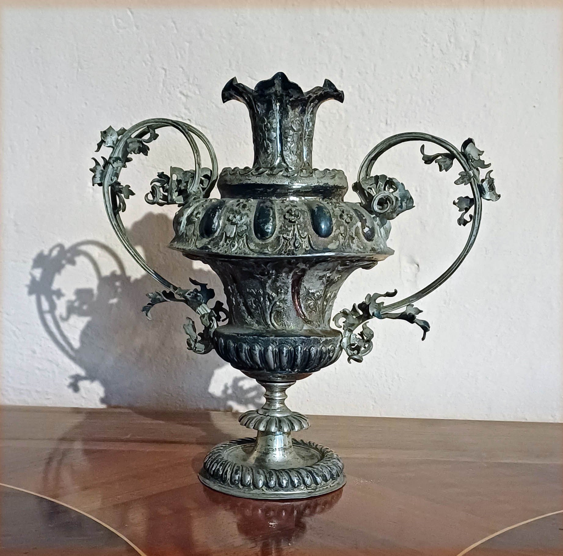 Amphorenförmige Silbervase für Blumenarragement (Stift Heiligenkreuz CC BY-NC-SA)