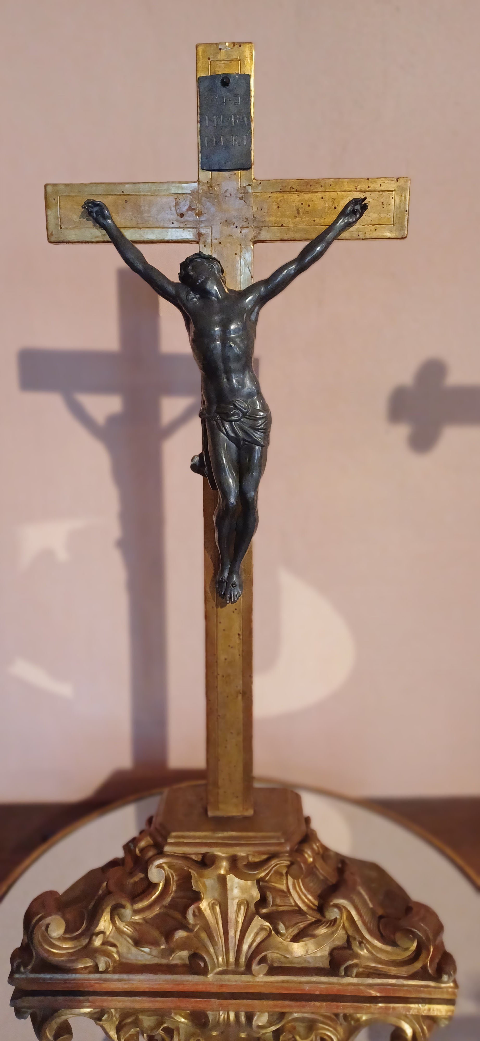 Kruzifix mit Korpus und Sockel (Stift Heiligenkreuz CC BY-NC-SA)