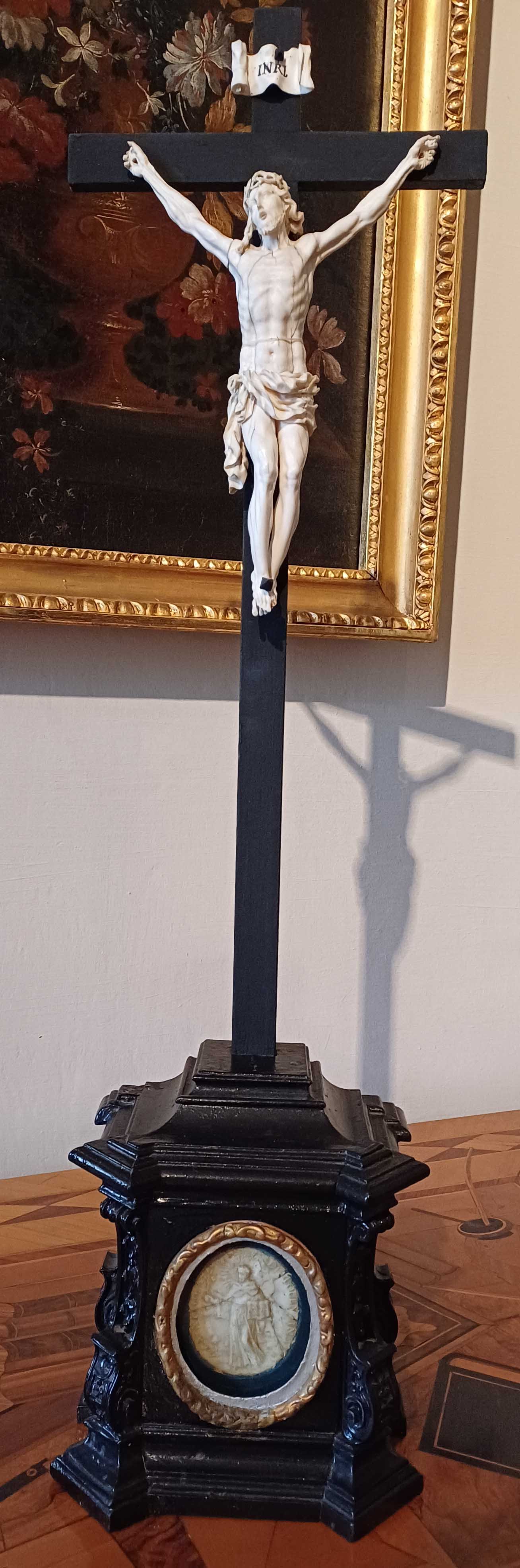 Kreuz mit Korpus auf Sockel (Stift Heiligenkreuz CC BY-NC-SA)
