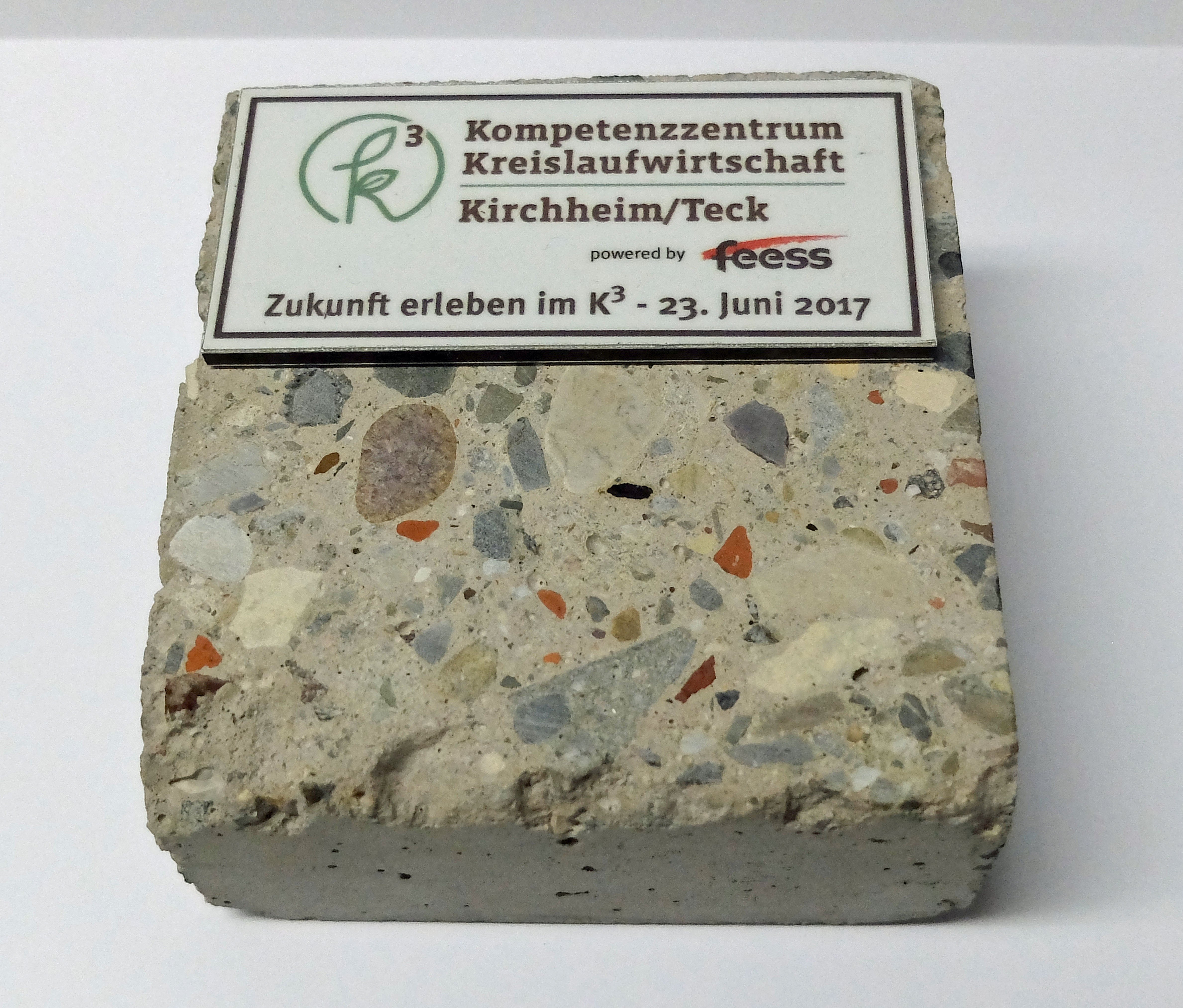 Betonklotz mit Recycling Zuschlagstoffen zur Eröffnung des "Kompetenzzentrum Kreislaufwirtschaft Kirchheim" (Städtisches Museum im Kornhaus Kirchheim u. T. CC BY-NC-SA)