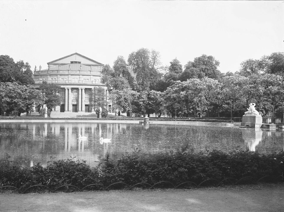 Stuttgart - Blick auf das Opernhaus (Haus der Geschichte Baden-Württemberg / Sammlung Gebrüder Metz CC BY-NC-SA)