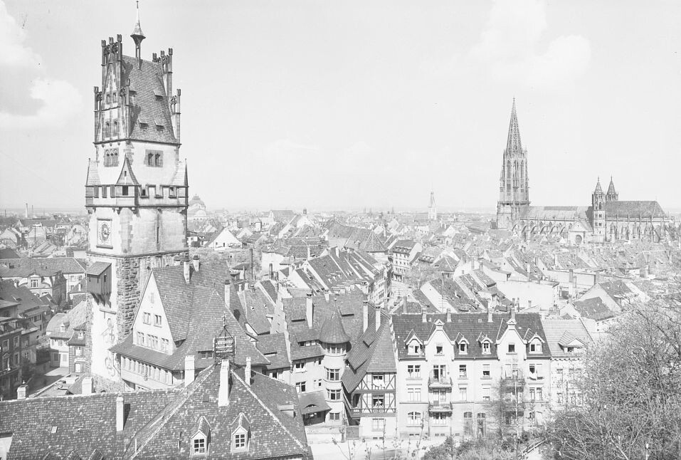 Freiburg im Breisgau - Teiltotale mit Münster und Schwabentor (Haus der Geschichte Baden-Württemberg / Sammlung Gebrüder Metz CC BY-NC-SA)