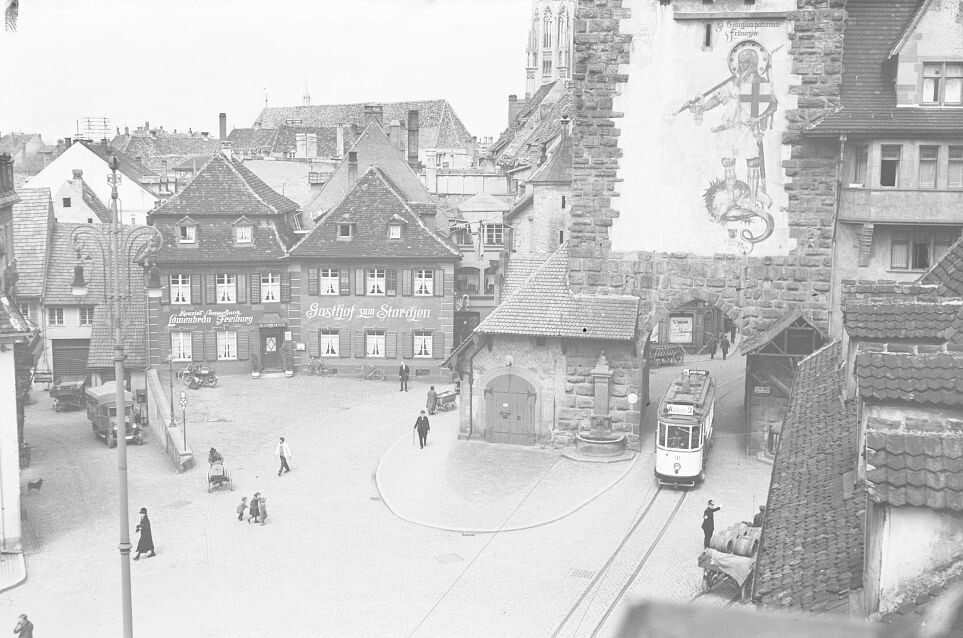 Freiburg im Breisgau - Schwabentor und Gasthaus zum Storchen (Haus der Geschichte Baden-Württemberg / Sammlung Gebrüder Metz CC BY-NC-SA)