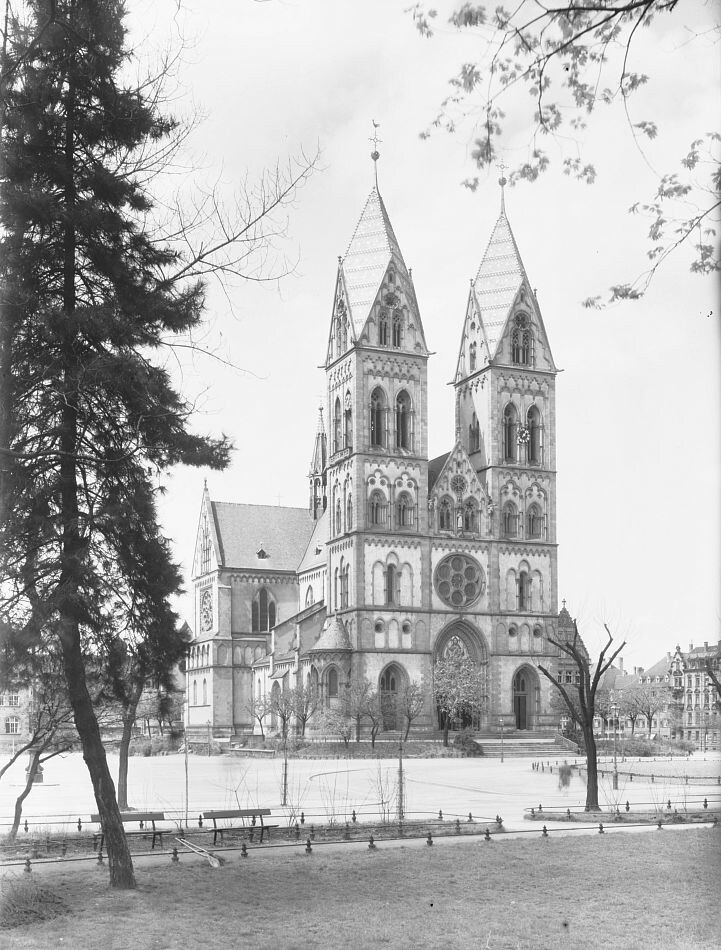 Freiburg im Breisgau - Pfarrkirche Herz Jesu (Haus der Geschichte Baden-Württemberg / Sammlung Gebrüder Metz CC BY-NC-SA)