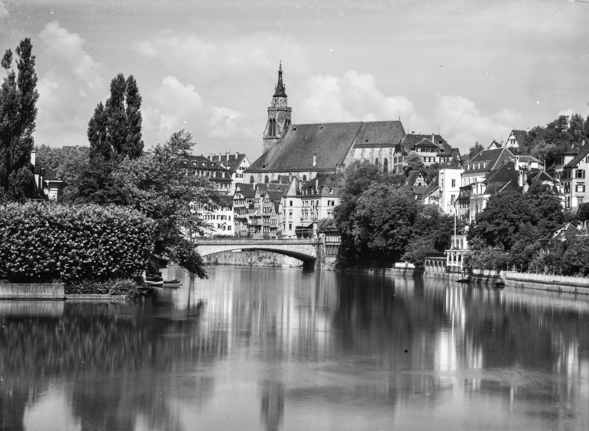 Tübingen - Neckarpartie mit Stiftskirche (Haus der Geschichte Baden-Württemberg / Sammlung Gebrüder Metz CC BY-NC-SA)
