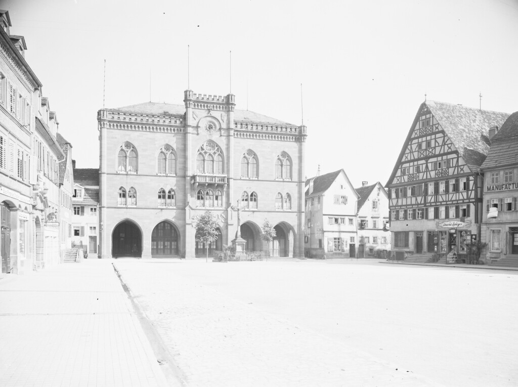 Tauberbischofsheim - Rathaus mit Marktplatz (Haus der Geschichte Baden-Württemberg / Sammlung Gebrüder Metz CC BY-NC-SA)