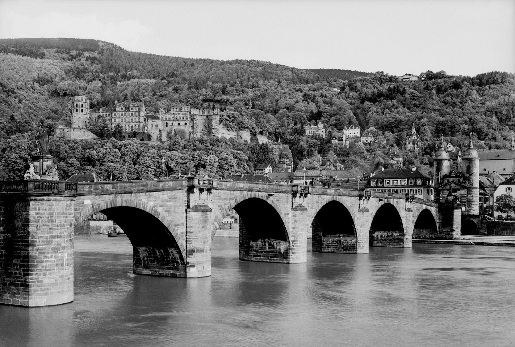 Heidelberg - Neckarbrücke mit Schloß (Haus der Geschichte Baden-Württemberg / Sammlung Gebrüder Metz CC BY-NC-SA)
