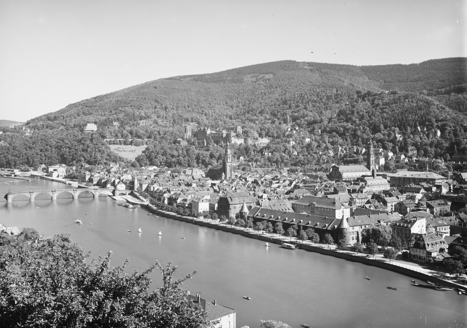 Heidelberg - Panorama mit Schloß (Haus der Geschichte Baden-Württemberg / Sammlung Gebrüder Metz CC BY-NC-SA)