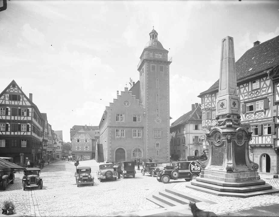 Mosbach - Marktplatz mit Rathaus und Kriegerdenkmal (Haus der Geschichte Baden-Württemberg / Sammlung Gebrüder Metz CC BY-NC-SA)