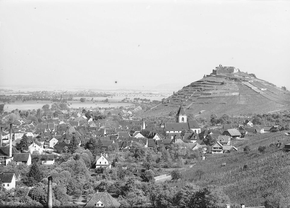Staufen im Breisgau - Panorama mit Burg Staufen (Haus der Geschichte Baden-Württemberg / Sammlung Gebrüder Metz CC BY-NC-SA)
