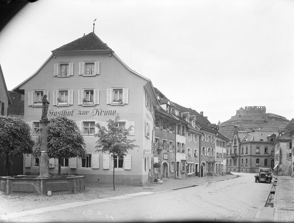 Staufen im Breisgau - Hauptstraße mit Burg Staufen (Haus der Geschichte Baden-Württemberg / Sammlung Gebrüder Metz CC BY-NC-SA)