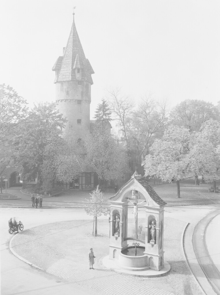 Ravensburg - Grüner Turm mit Kreuzbrunnen (Haus der Geschichte Baden-Württemberg / Sammlung Gebrüder Metz CC BY-NC-SA)
