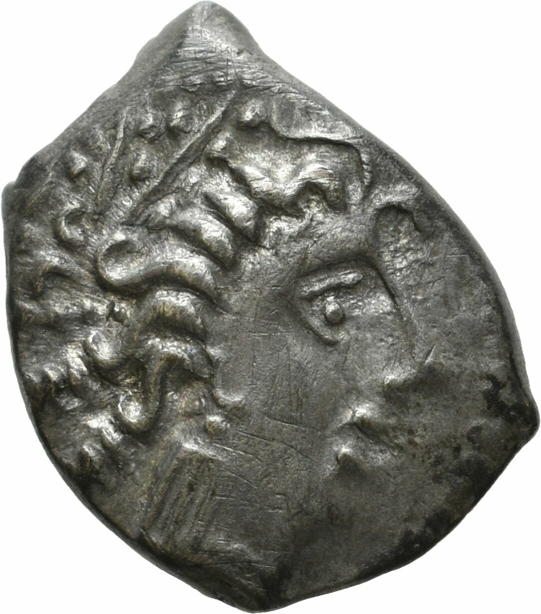 Stark stilisierte keltische Silberdrachme aus der römischen Provinz Gallia Cisalpina (Sparkassenverband Baden-Württemberg CC BY-NC-SA)