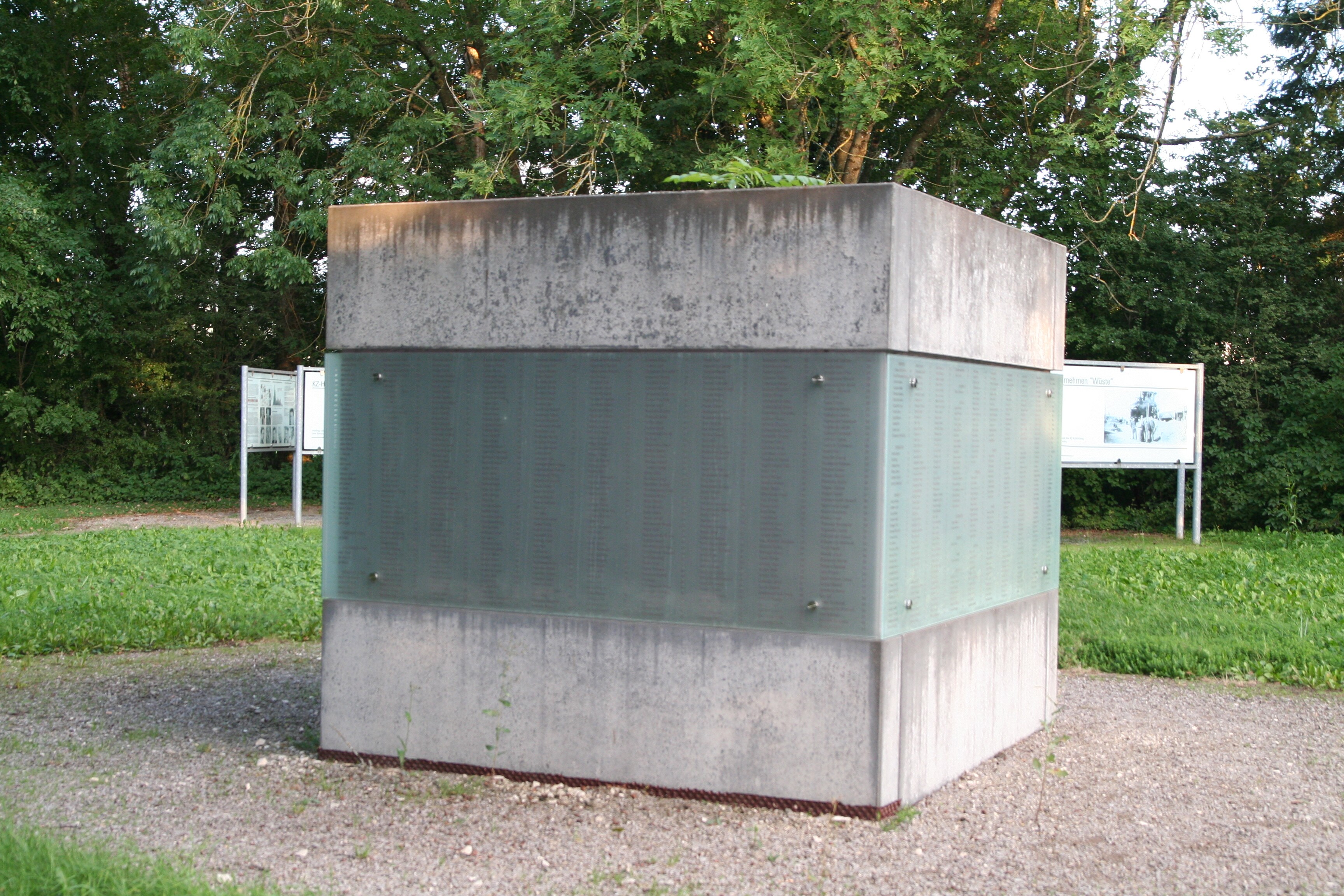 Betonkubus mit den Namen von 1777 KZ-Opfern der Lager Dautmergen und Schömberg (Initiative Gedenkstätte Eckerwald e. V. CC BY-NC-SA)