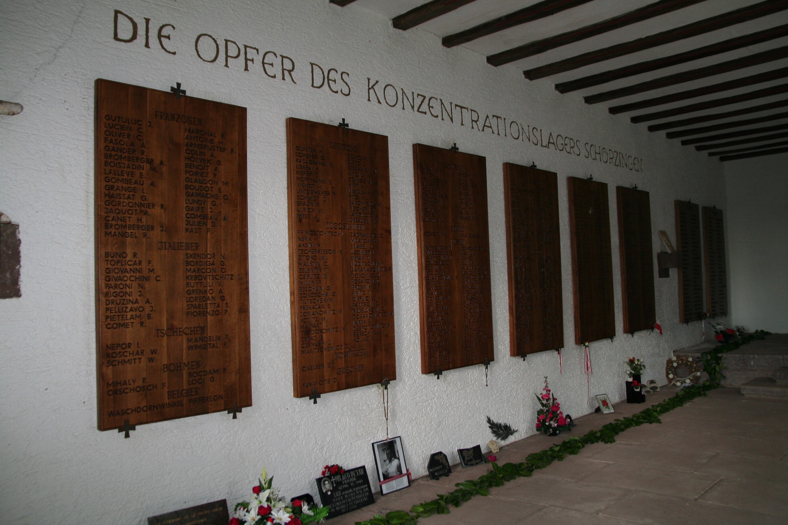 Namenstafeln der Opfer (Initiative Gedenkstätte Eckerwald e. V. CC BY-NC-SA)