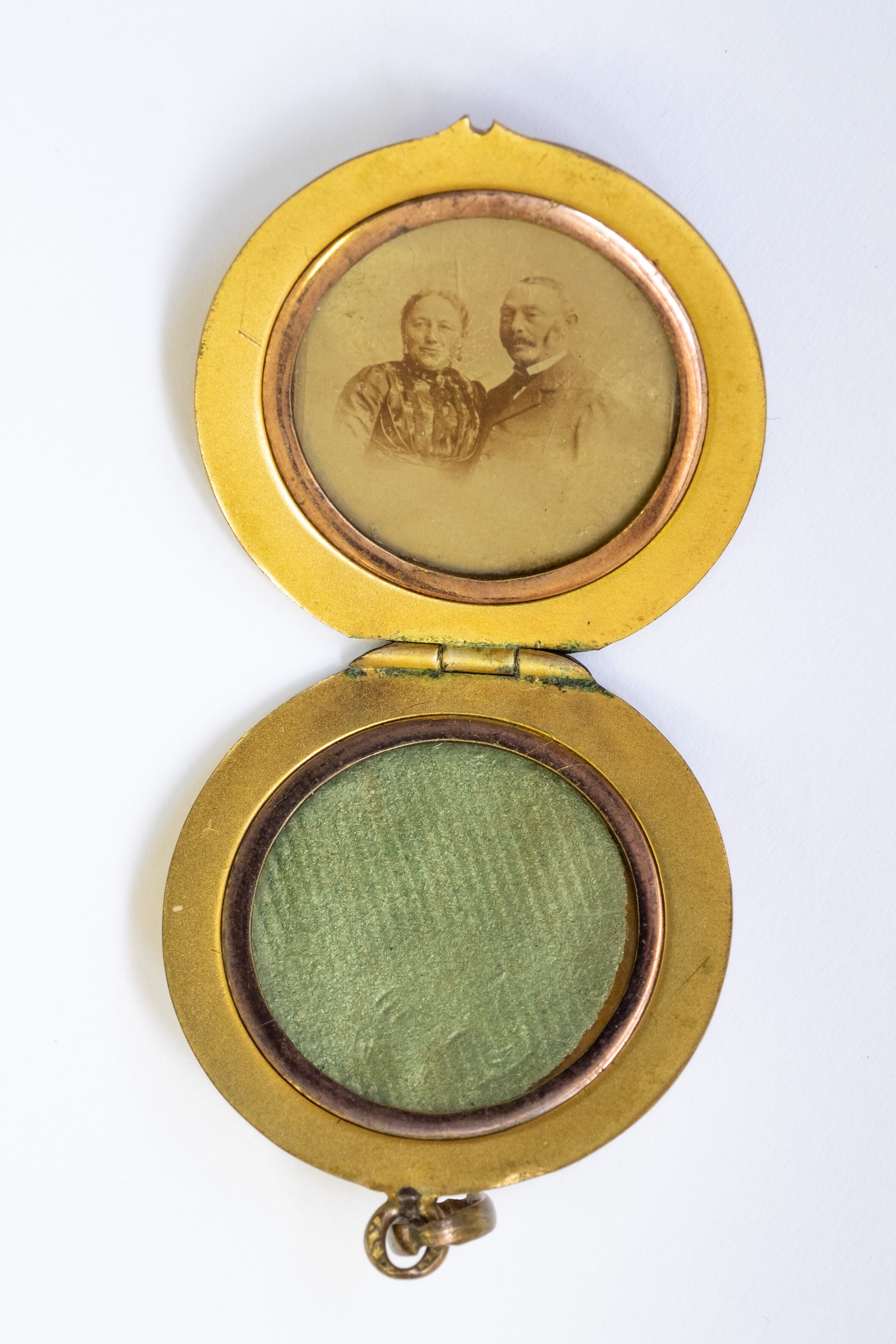 Medaillon mit Portrait von Alexander und Leonie Geismar (Blaues Haus Breisach CC BY-NC-SA)