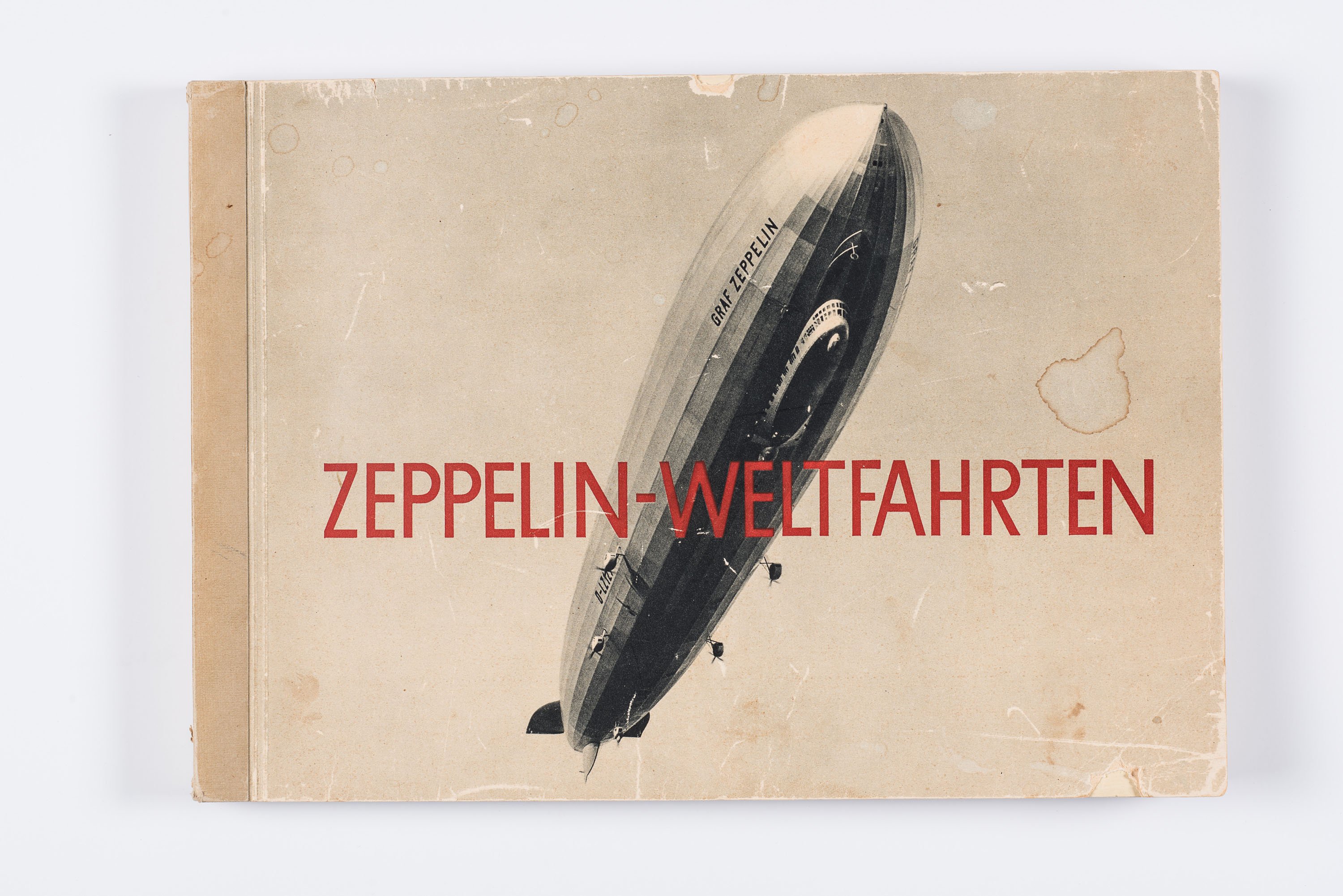 Sammelalbum Zigarettenbilder Zeppelin-Weltfahrten (Zeppelin Museum Friedrichshafen GmbH CC BY-NC-SA)