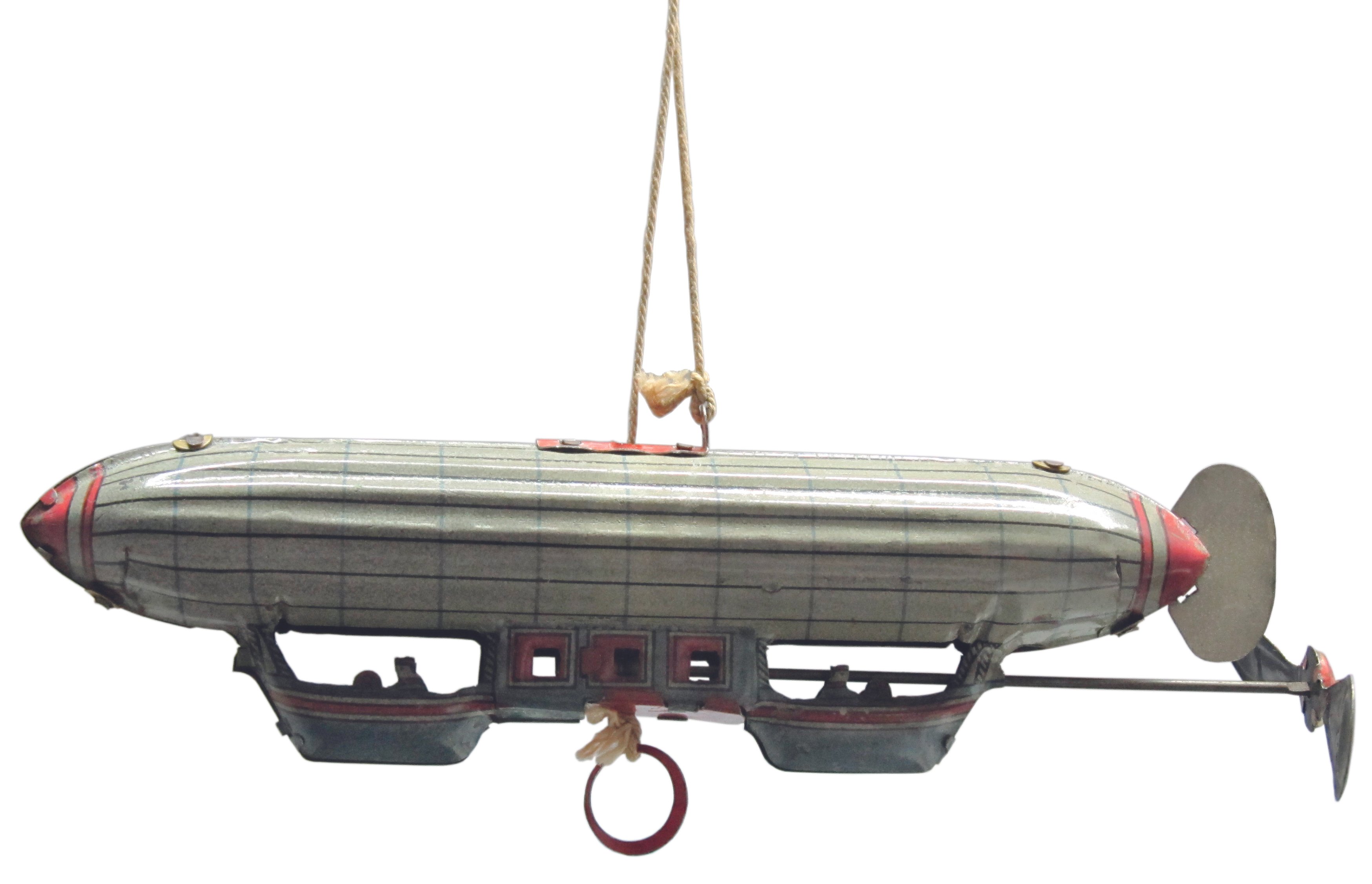 Blechspielzeug an einer Schnur in Form eines Luftschiffes (Zeppelin Museum Friedrichshafen GmbH CC BY-NC-SA)