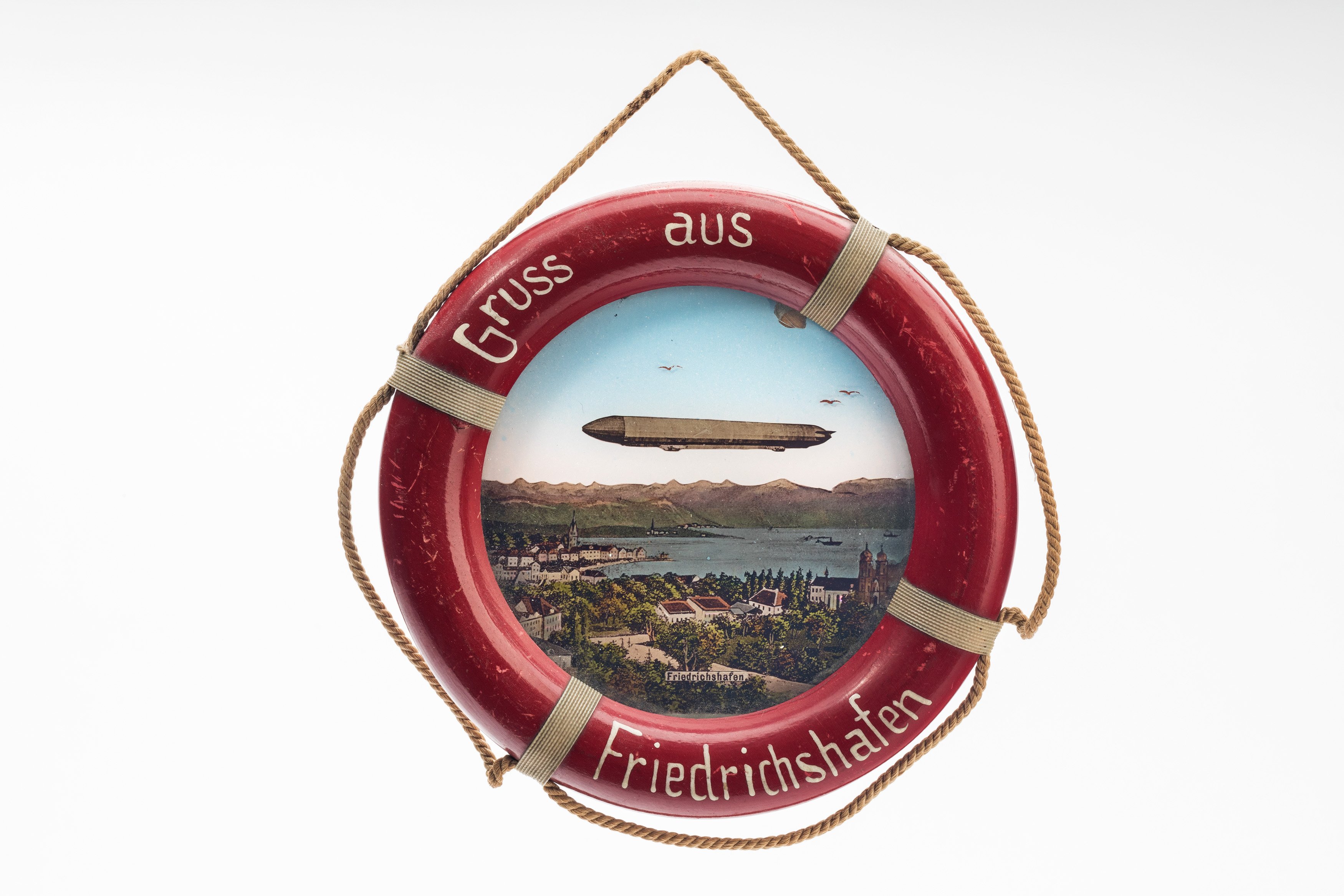 Souvenir "Gruss aus Friedrichshafen" mit Motiv LZ 3 über Friedrichshafen (Zeppelin Museum CC BY-NC-SA)