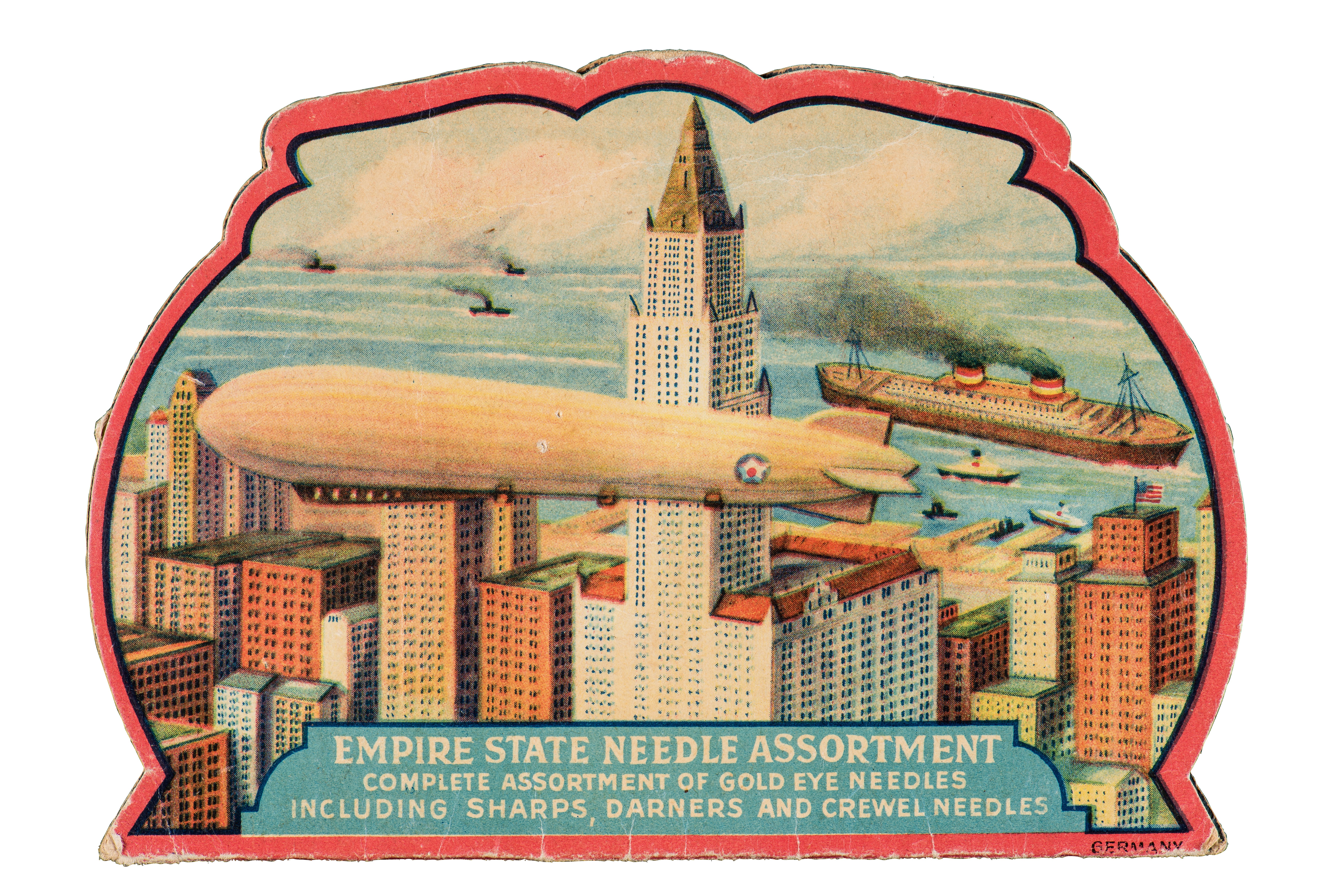 Nadelheft mit Motiv des Luftschiffs vor dem Empire State Building (Zeppelin Museum Friedrichshafen GmbH CC BY-NC-SA)