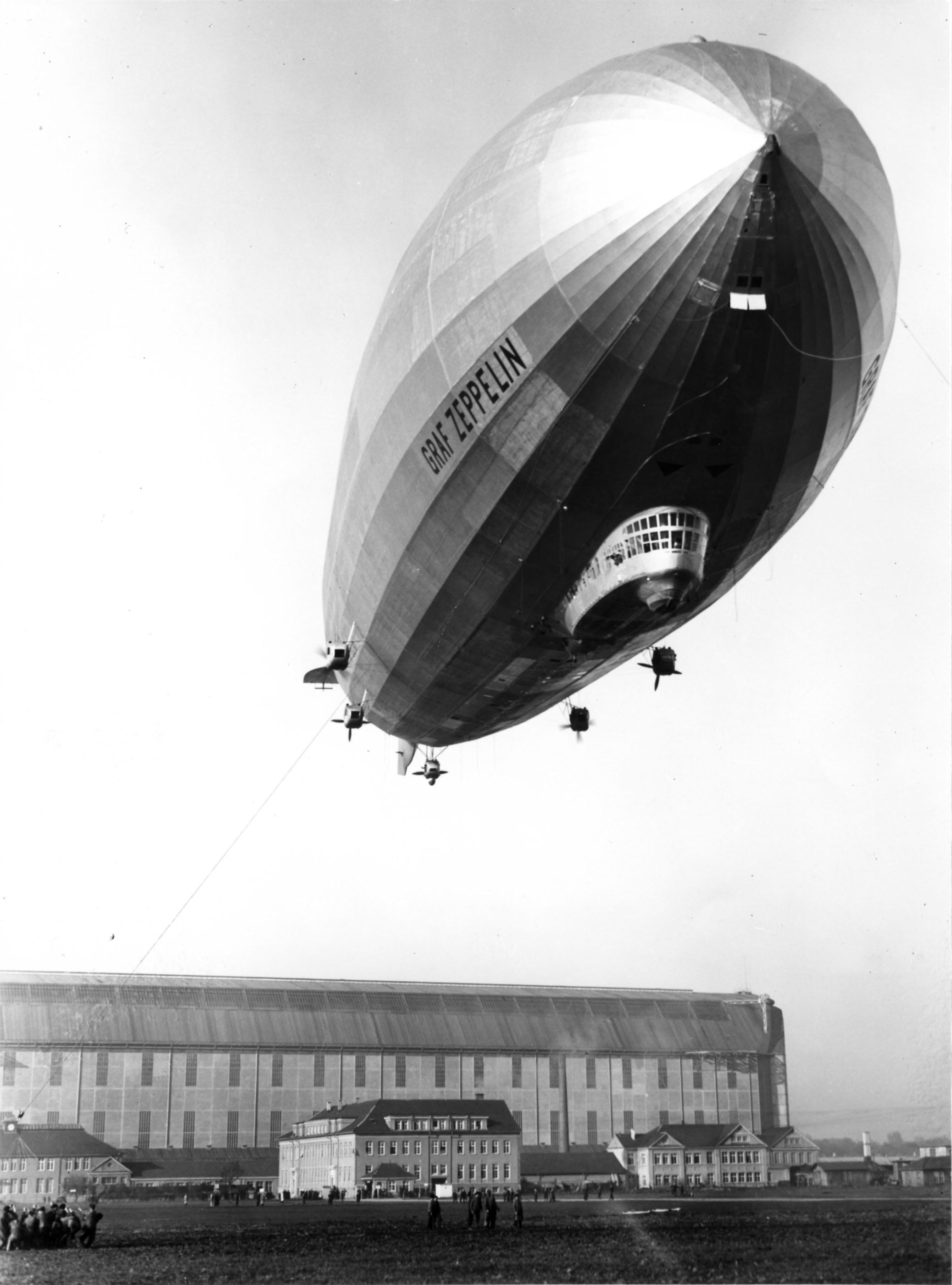LZ 127 „Graf Zeppelin“ bei der Landung auf dem Werftgelände in Friedrichshafen. (Zeppelin Museum Friedrichshafen GmbH CC BY-NC-SA)