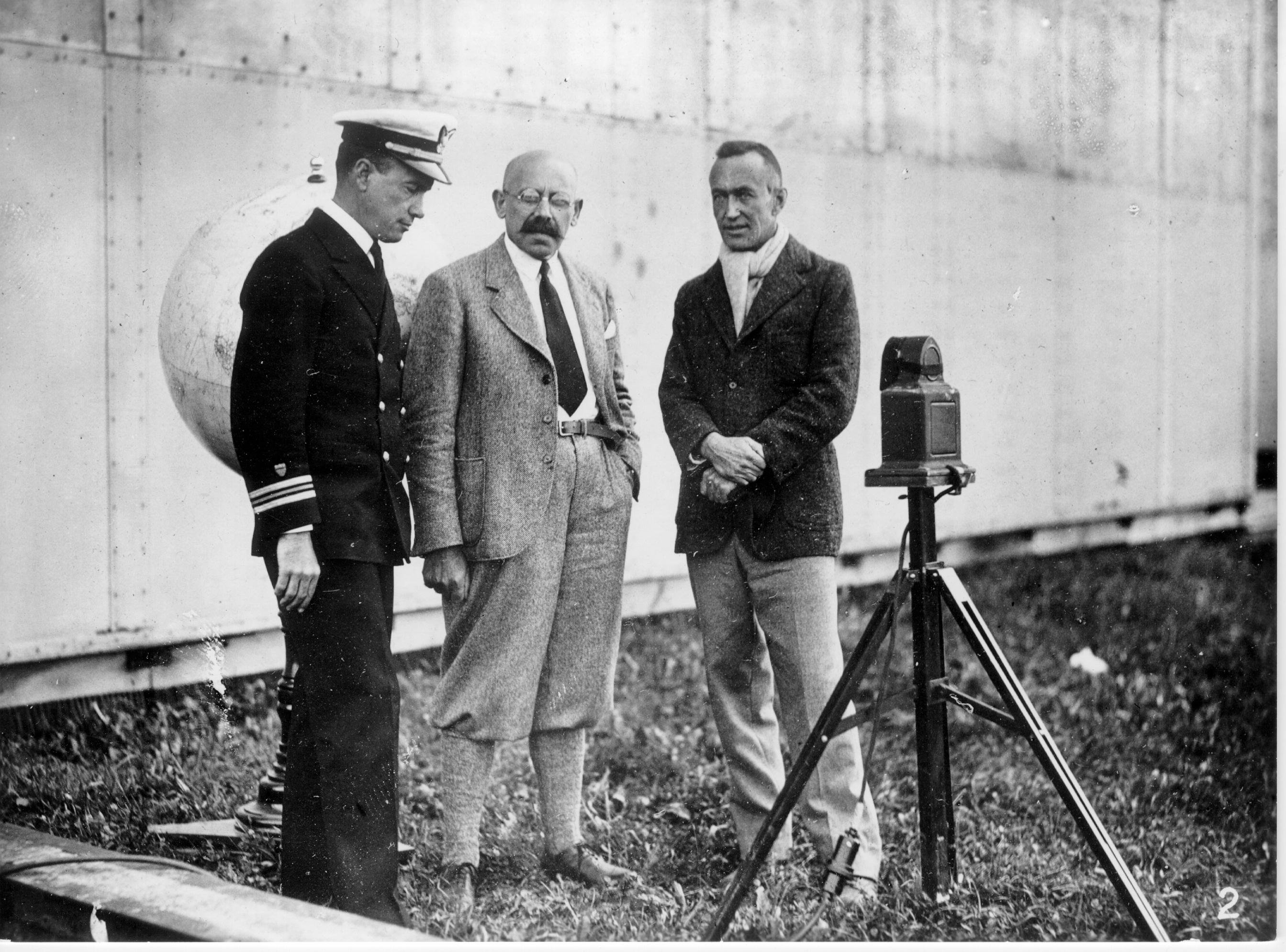 Commander Smith, Prof. Samoilowitsch und Lincoln Ellsworth (v.l.n.r.) im Gespräch vor der Arktisfahrt, 1931. (Zeppelin Museum Friedrichshafen GmbH CC BY-NC-SA)