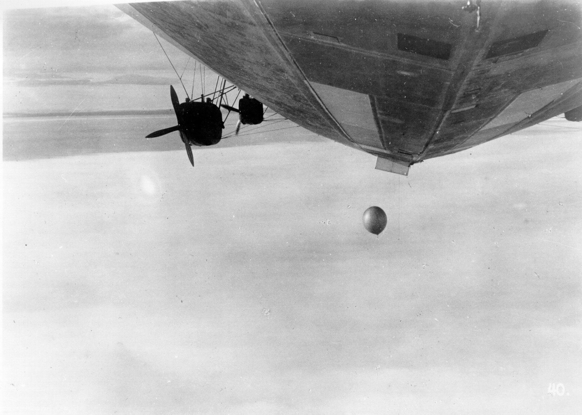 Absetzen eines Forschungsballons während der Arktisfahrt (Zeppelin Museum Friedrichshafen GmbH CC BY-NC-SA)