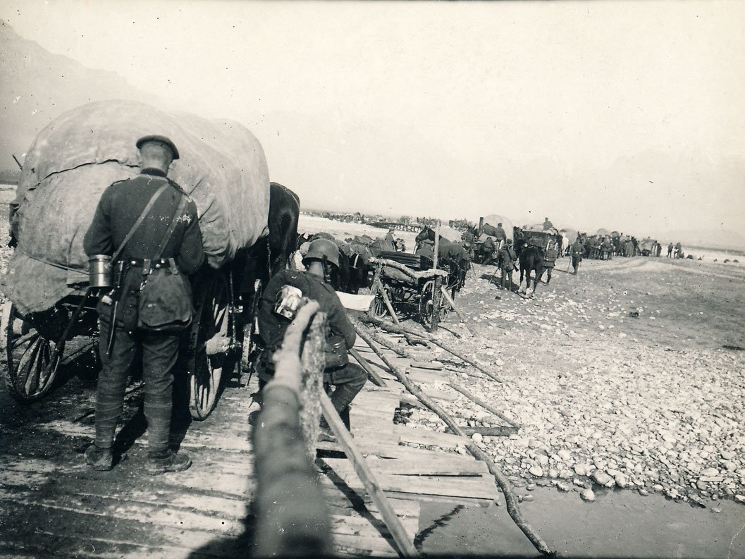 Soldaten des Reserve-Jäger-Bataillons Nr. 8 beim Vormarsch in Venetien 1917 (Wehrgeschichtliches Museum Rastatt CC BY-NC-SA)