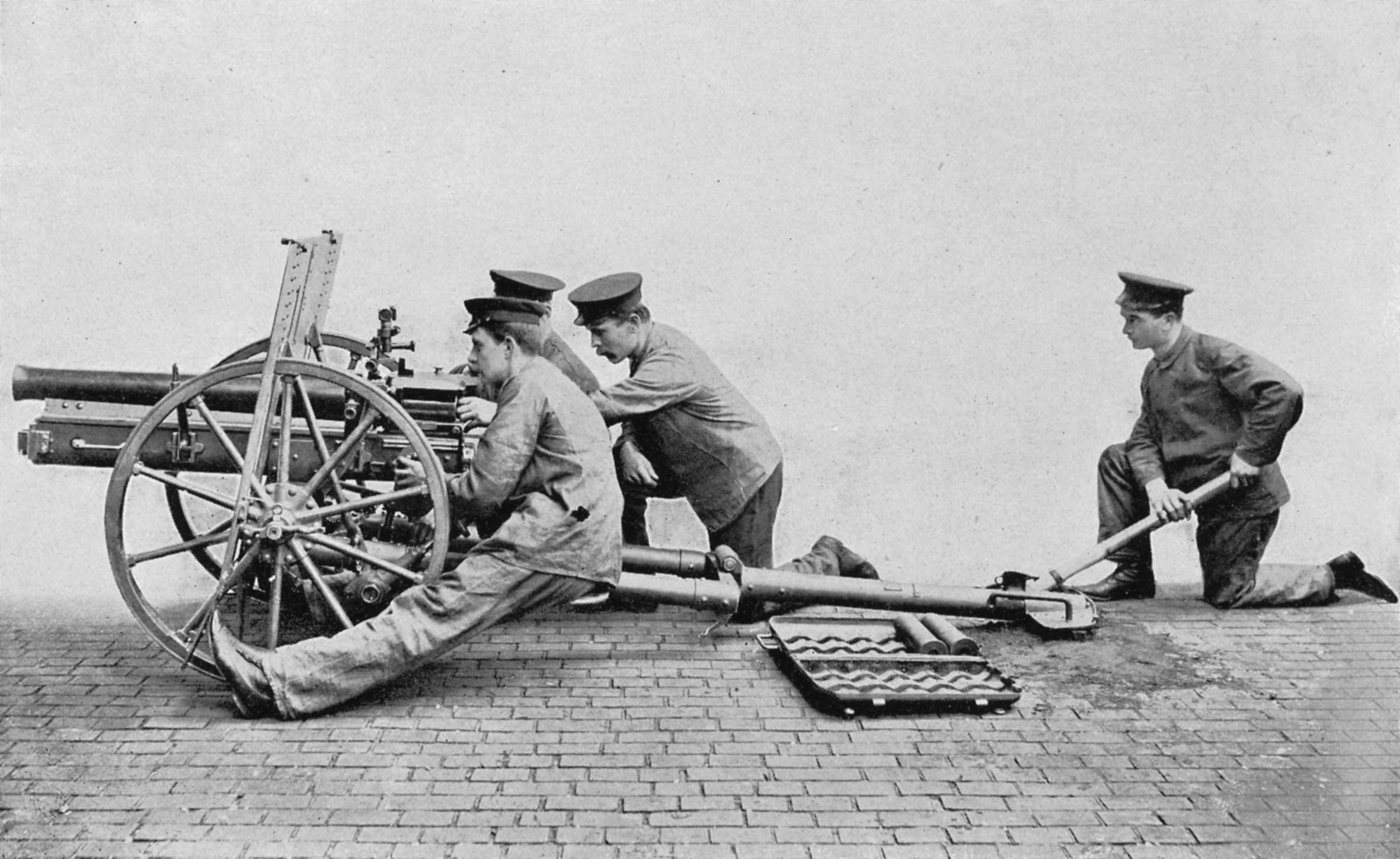 Gebirgsgeschütz beim Ladevorgang, um 1909 (Wehrgeschichtliches Museum Rastatt CC BY-NC-SA)
