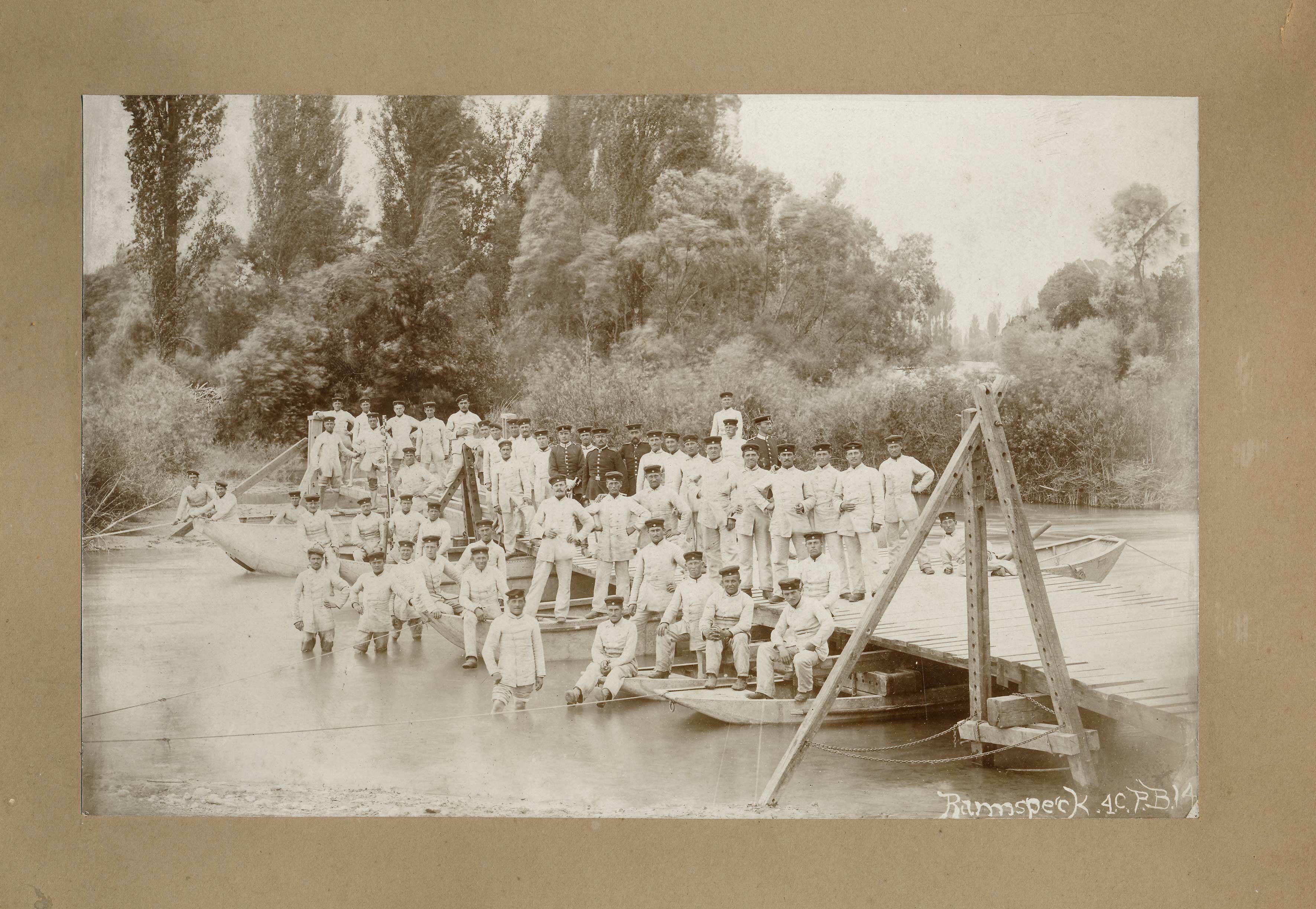 Badische Pionier-Soldaten üben einen Flussübergang am Rhein (vor 1900) (Wehrgeschichtliches Museum Rastatt CC BY-NC-SA)