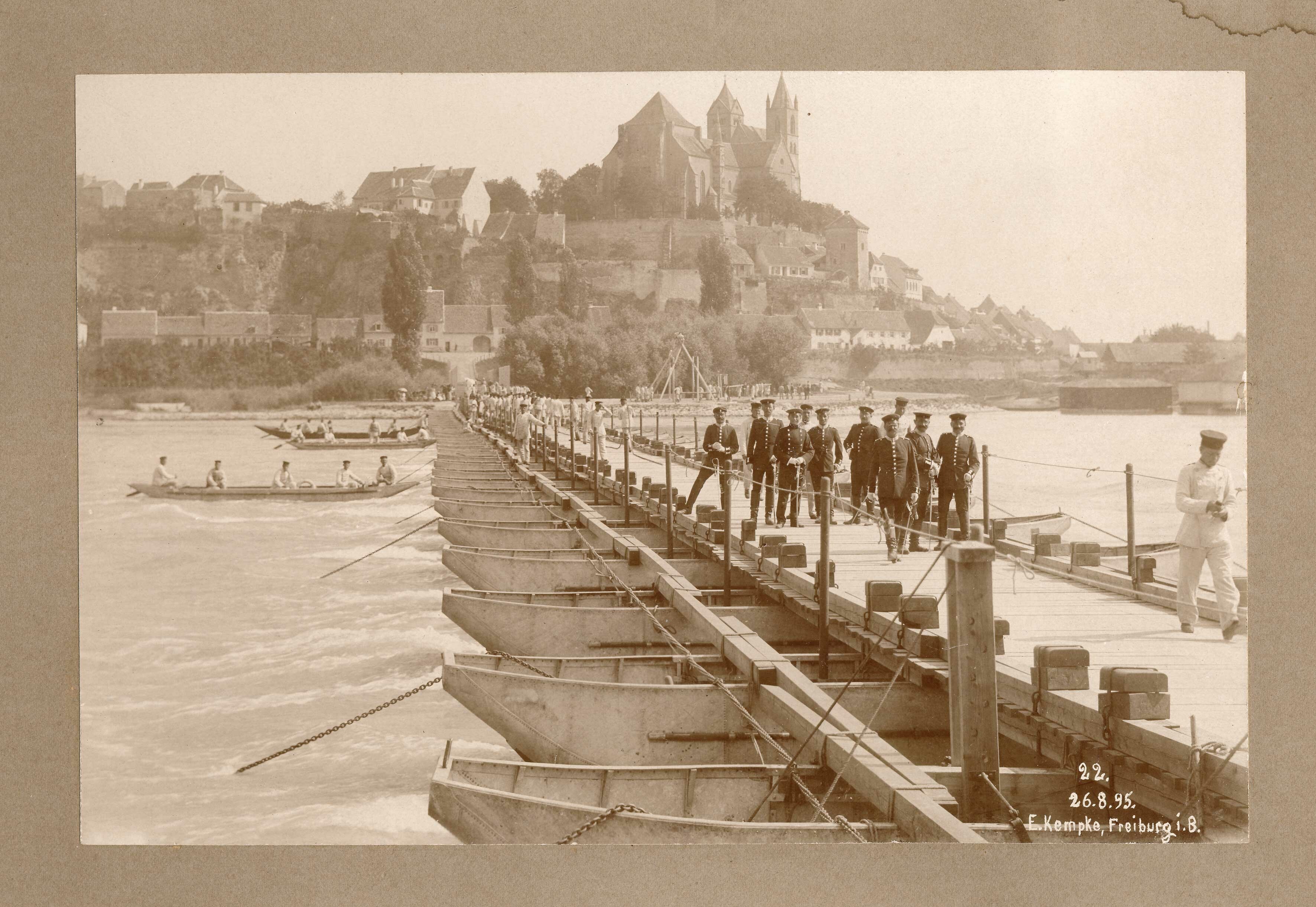 Badische Soldaten auf einer Pontonbrücke über den Rhein bei Breisach (1895) (Wehrgeschichtliches Museum Rastatt CC BY-NC-SA)