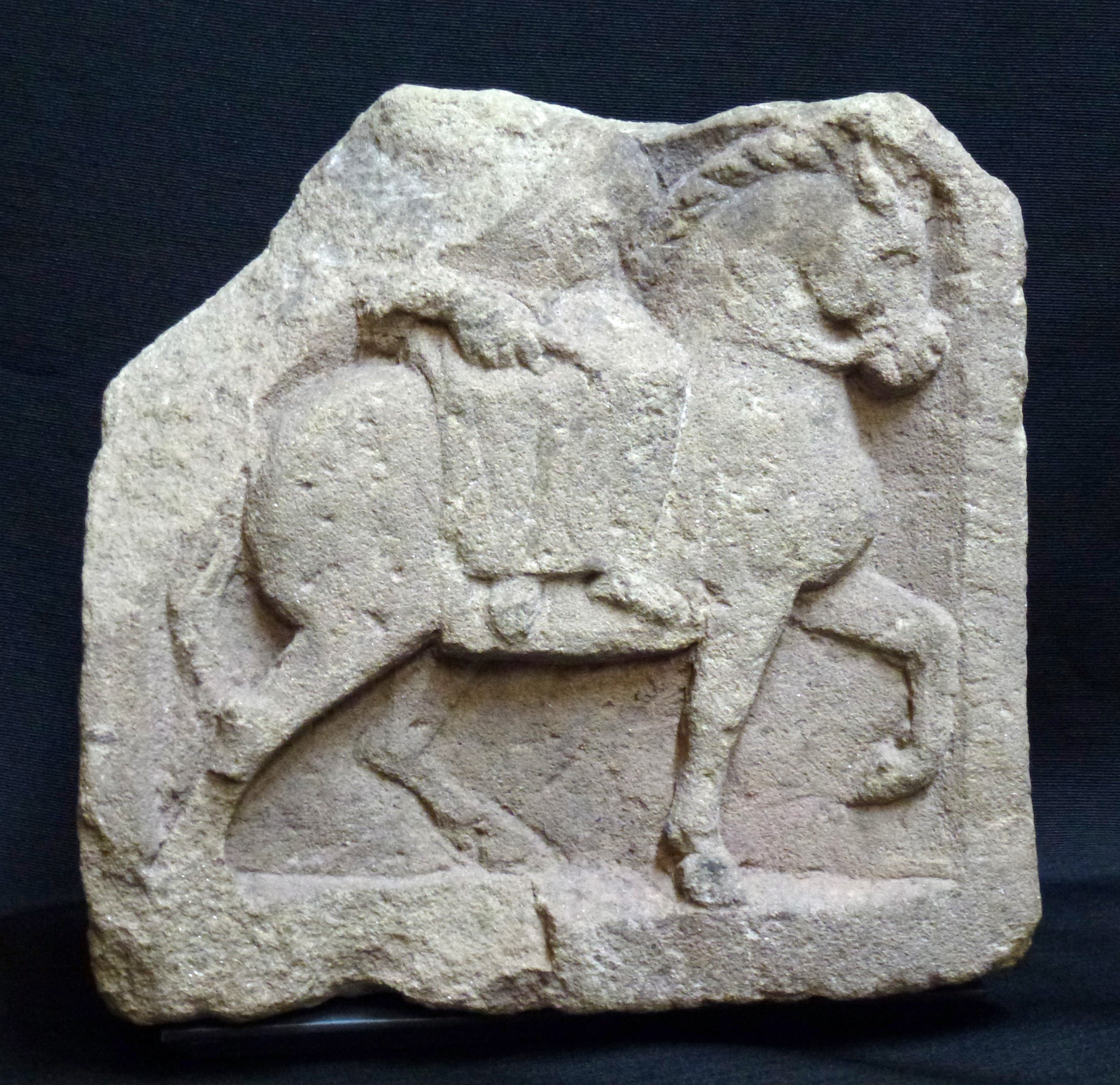 Relieffragment der Göttin Epona mit Reitpeitsche (Lobdengau-Museum Ladenburg CC BY-NC-SA)