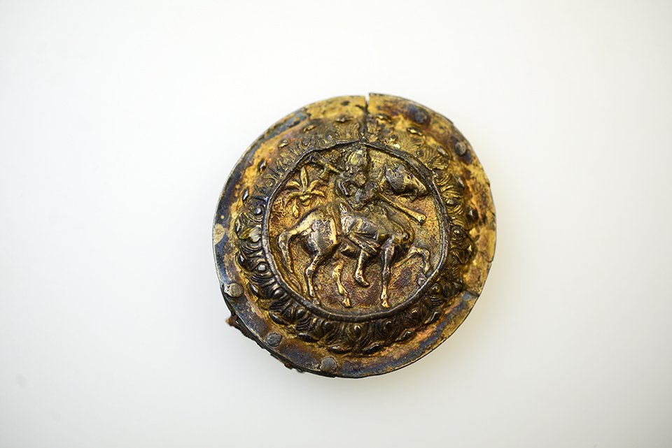 Scheibenfibel mit Reiterdarstellung - Vorderseite (Archäologisches Hegau-Museum CC BY-NC-SA)