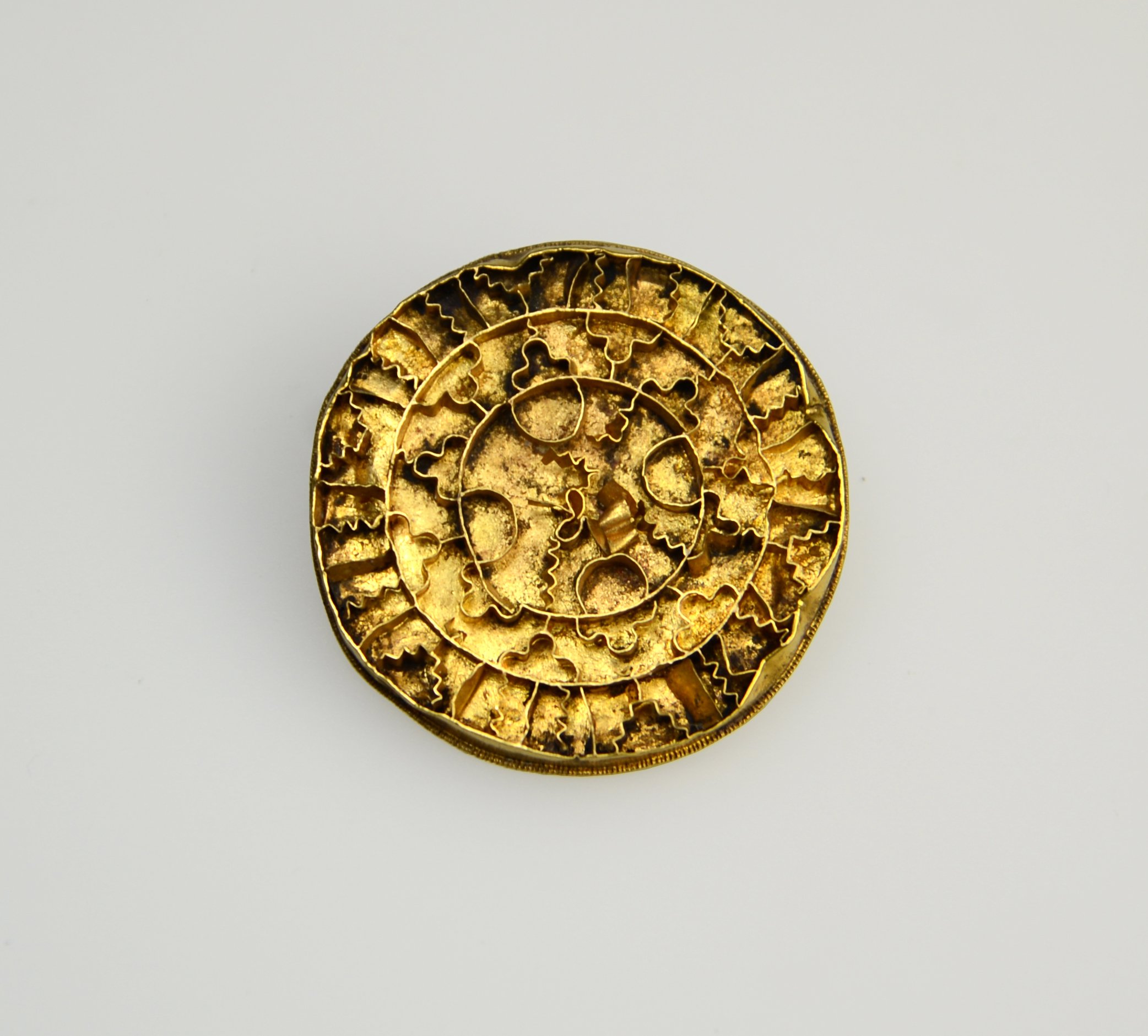Goldene Scheibenfibel mit Cloisonné (Archäologisches Hegau-Museum CC BY-NC-SA)