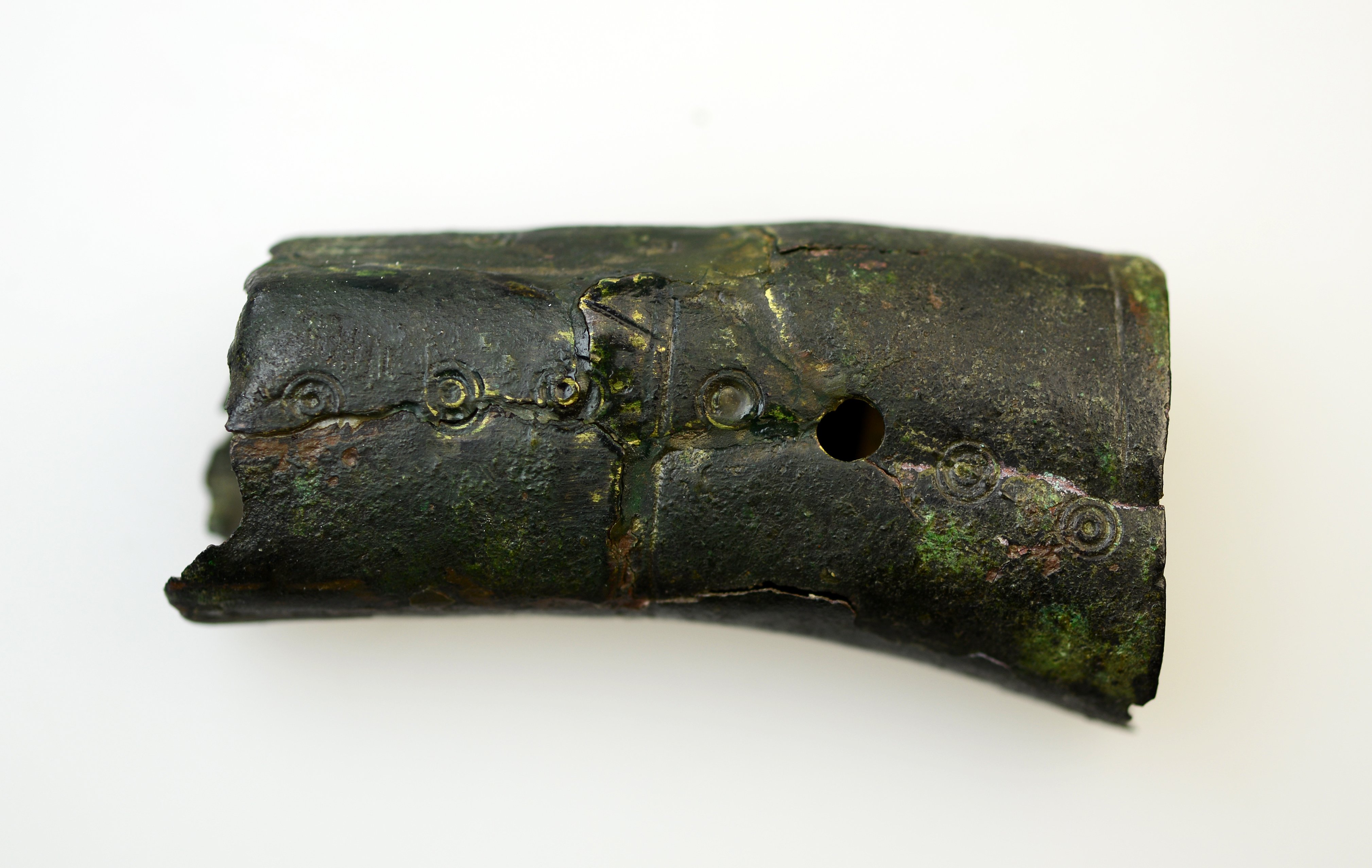 bronzener Griffbeschlag eines Messers mit geschwungenem Griff (Archäologisches Hegau-Museum CC BY-NC-SA)