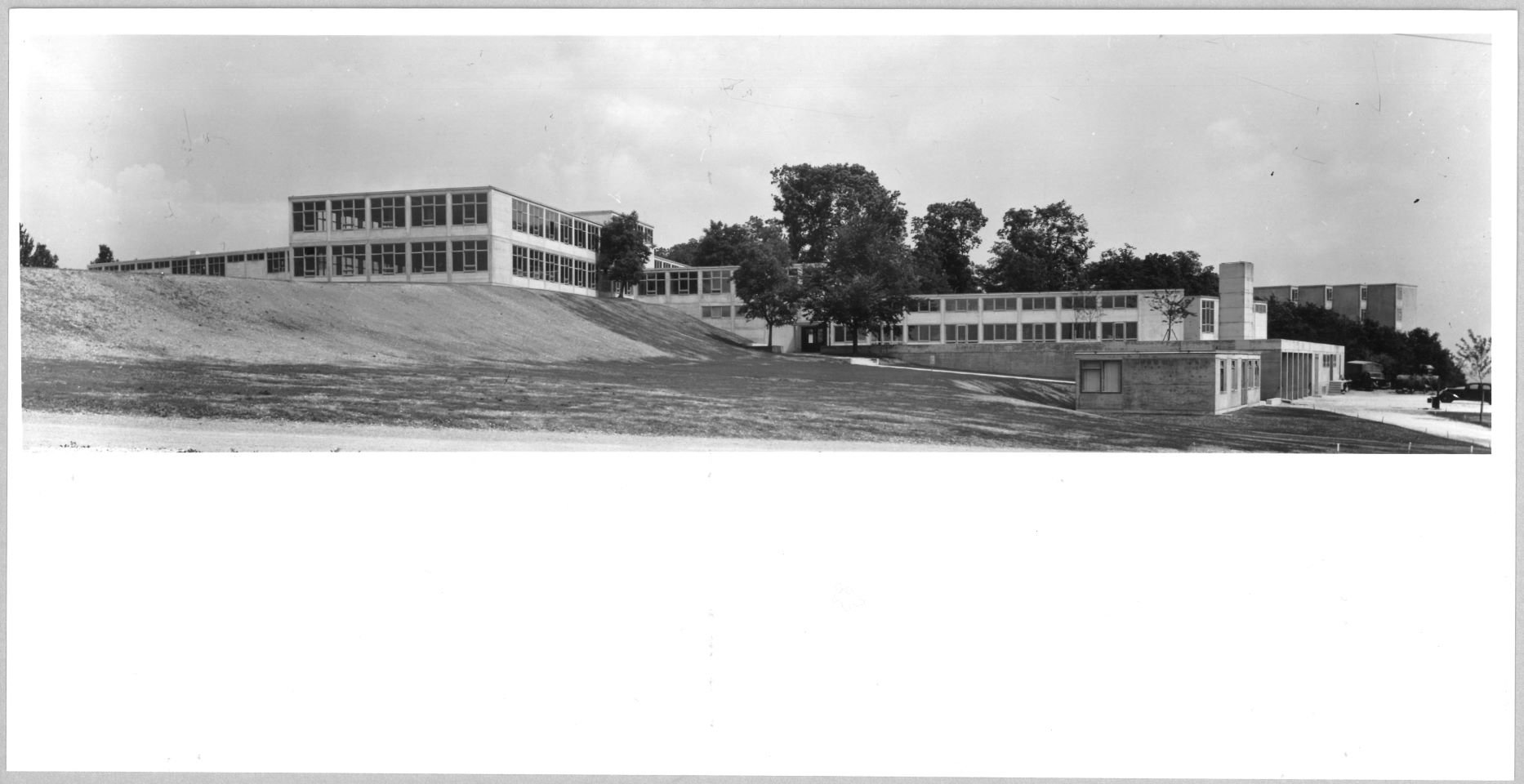 HfG-Gebäude, Westansicht im Frühjahr 1955 (HfG-Archiv Ulm RR-P)