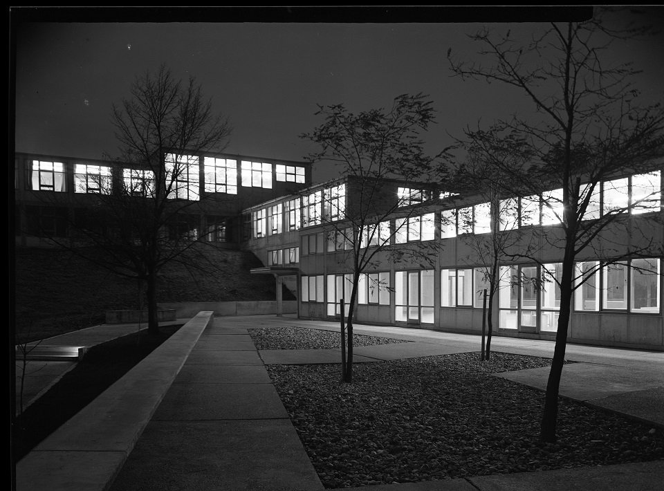 HfG-Gebäude bei Dunkelheit (HfG-Archiv Ulm RR-P)