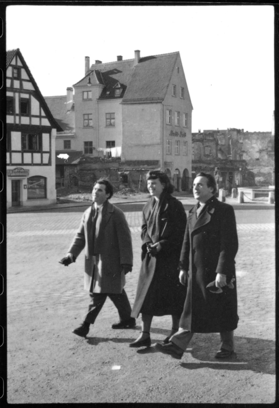 Otl Aicher, Hans Werner Richter und Inge Scholl auf dem Ulmer Marktplatz (Museum Ulm/HfG-Archiv RR-P)