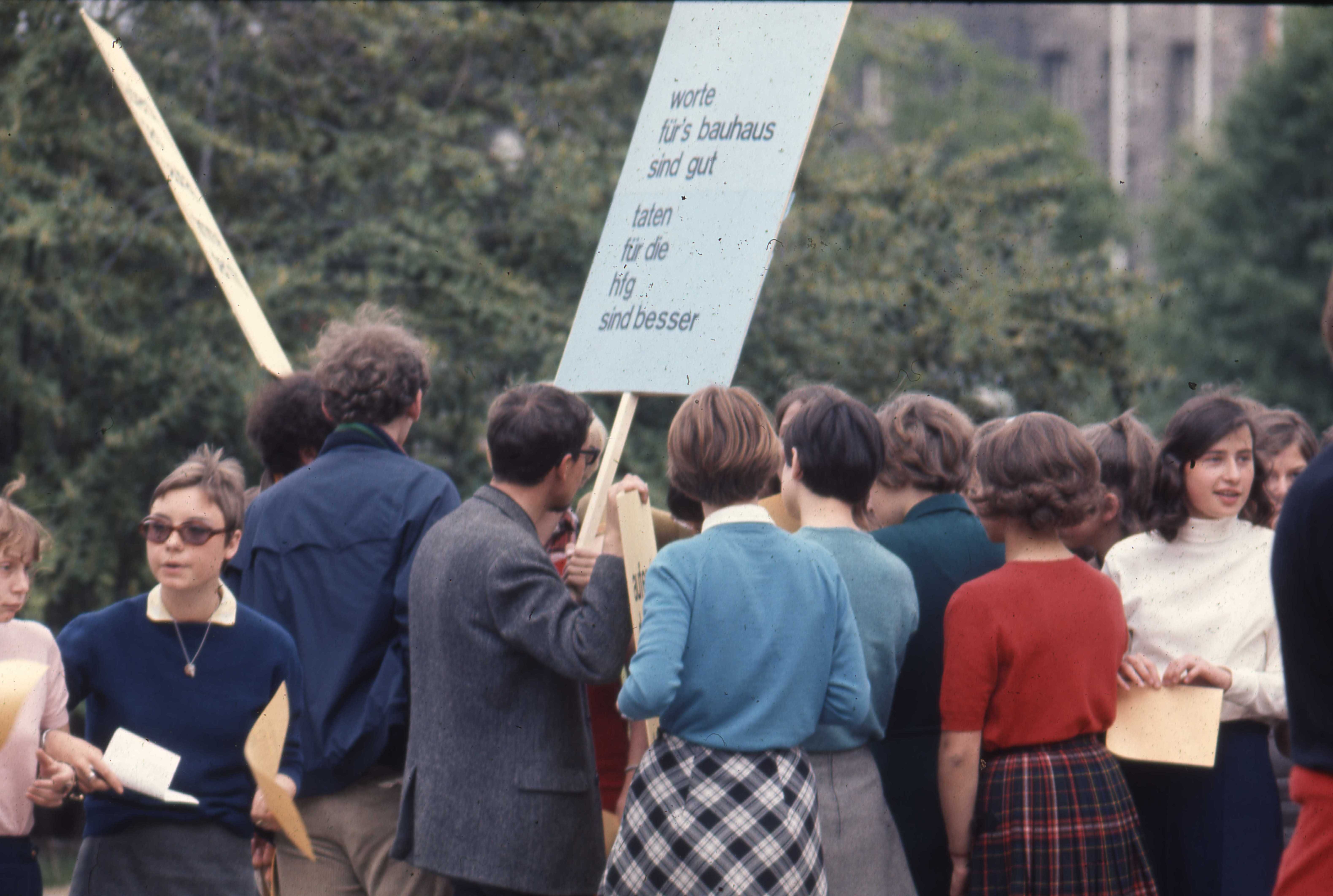 Studierende der HfG bei einer Demonstration gegen die Schließung ihrer Schule (Museum Ulm/HfG-Archiv RR-P)