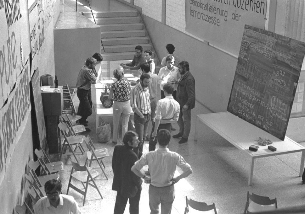 Studierendenversammlung in der "Säge" der HfG (Museum Ulm/HfG-Archiv RR-P)