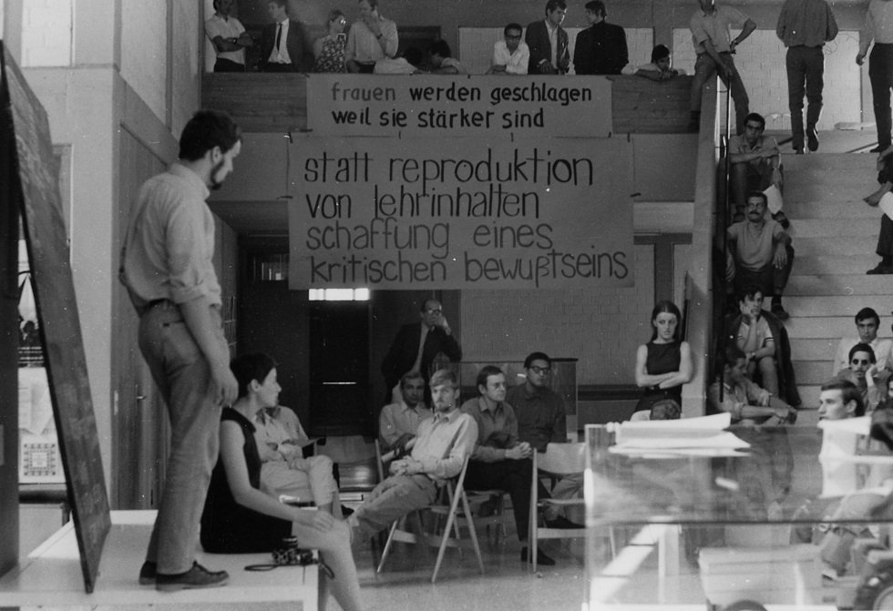 Studierendenversammlung in der HfG, Blick auf die Empore (Museum Ulm/HfG-Archiv RR-P)