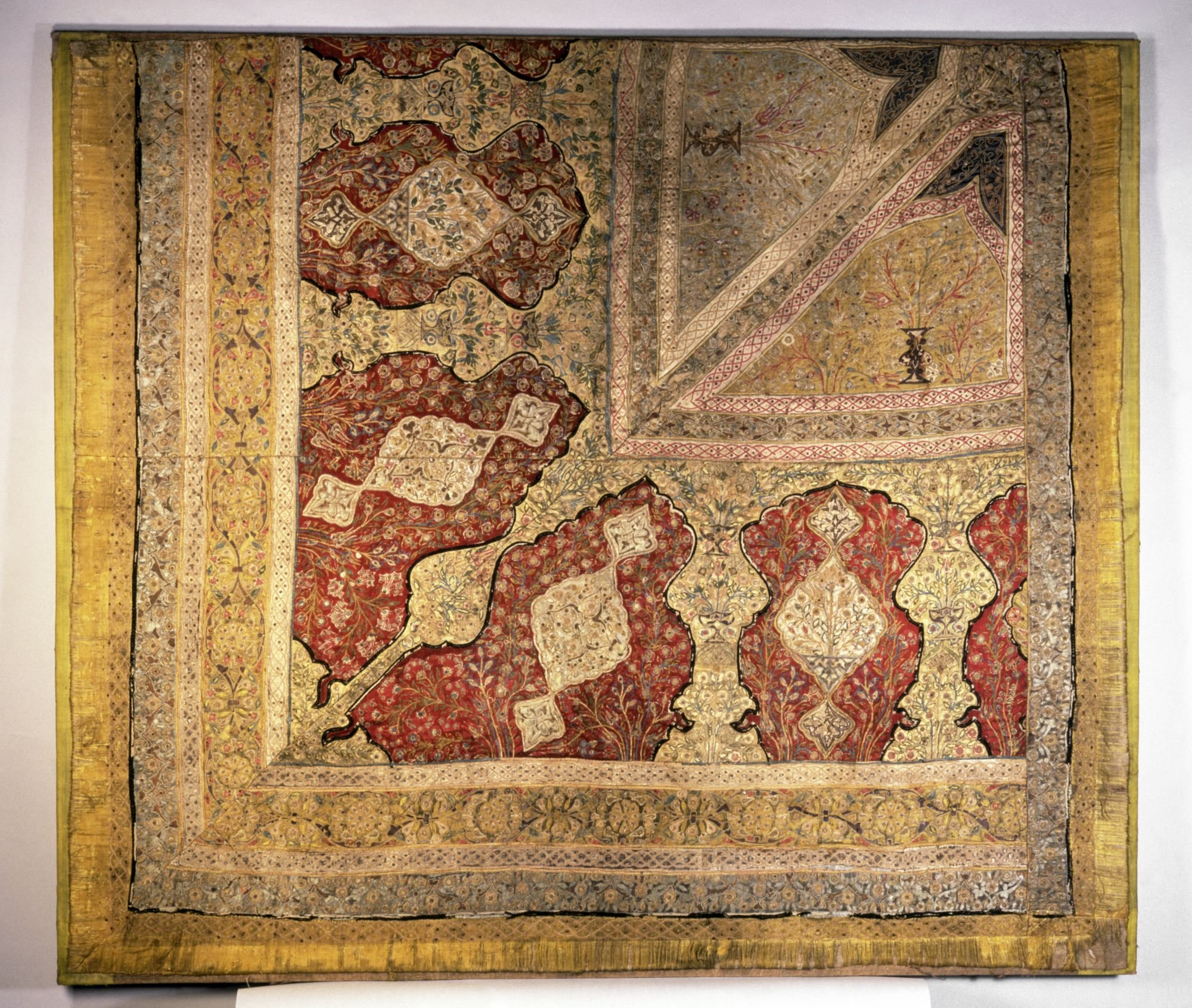 Bruchstück vermutlich eines Schattenzelts bzw. Sonnendachs (»sayebān«) (Badisches Landesmuseum CC BY-NC-SA)