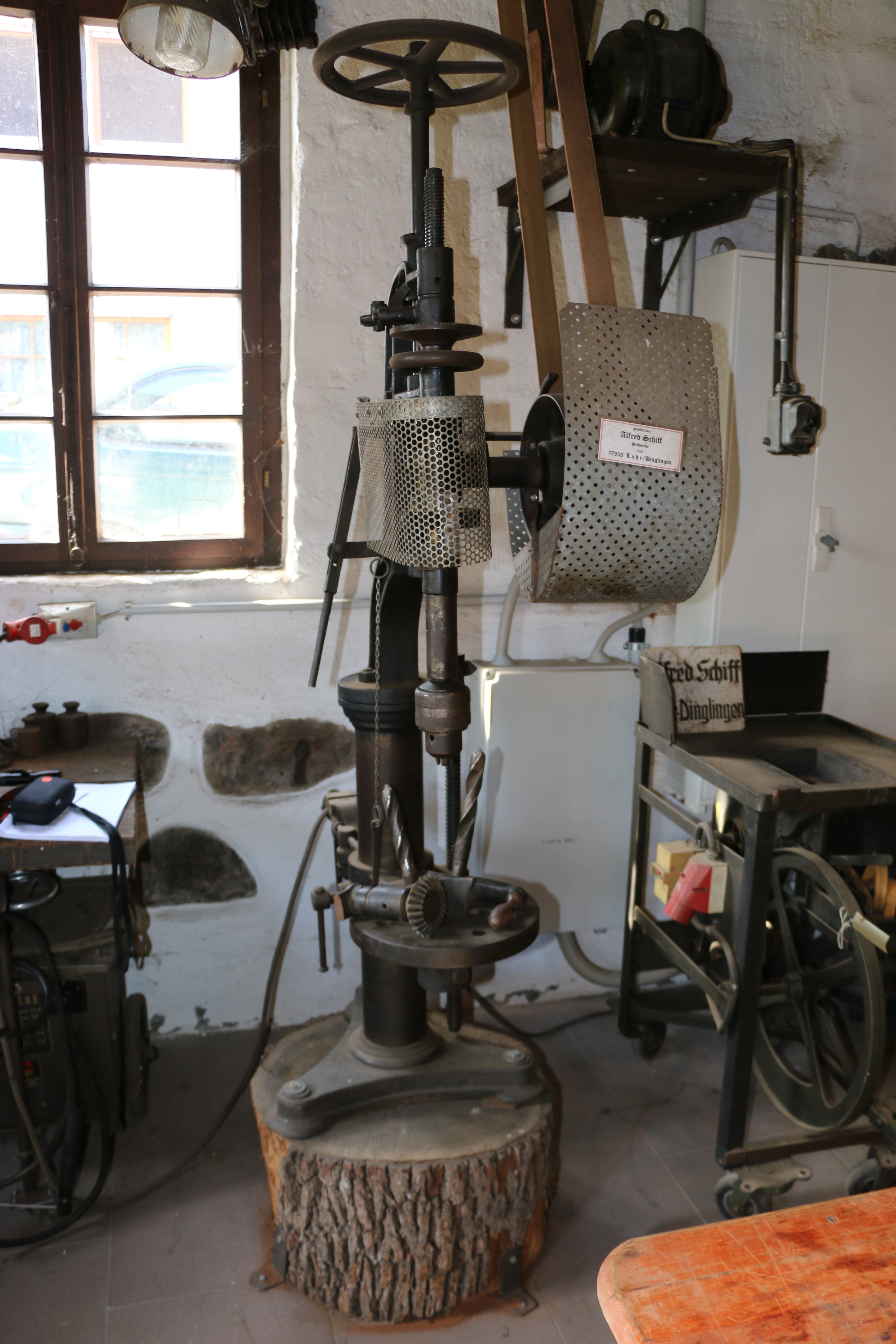 Bohrmaschine, Säulenbohrmaschiene (Hammerschmiede mit Bienen- und Heimatmuseum Reichenbach CC BY-NC-SA)