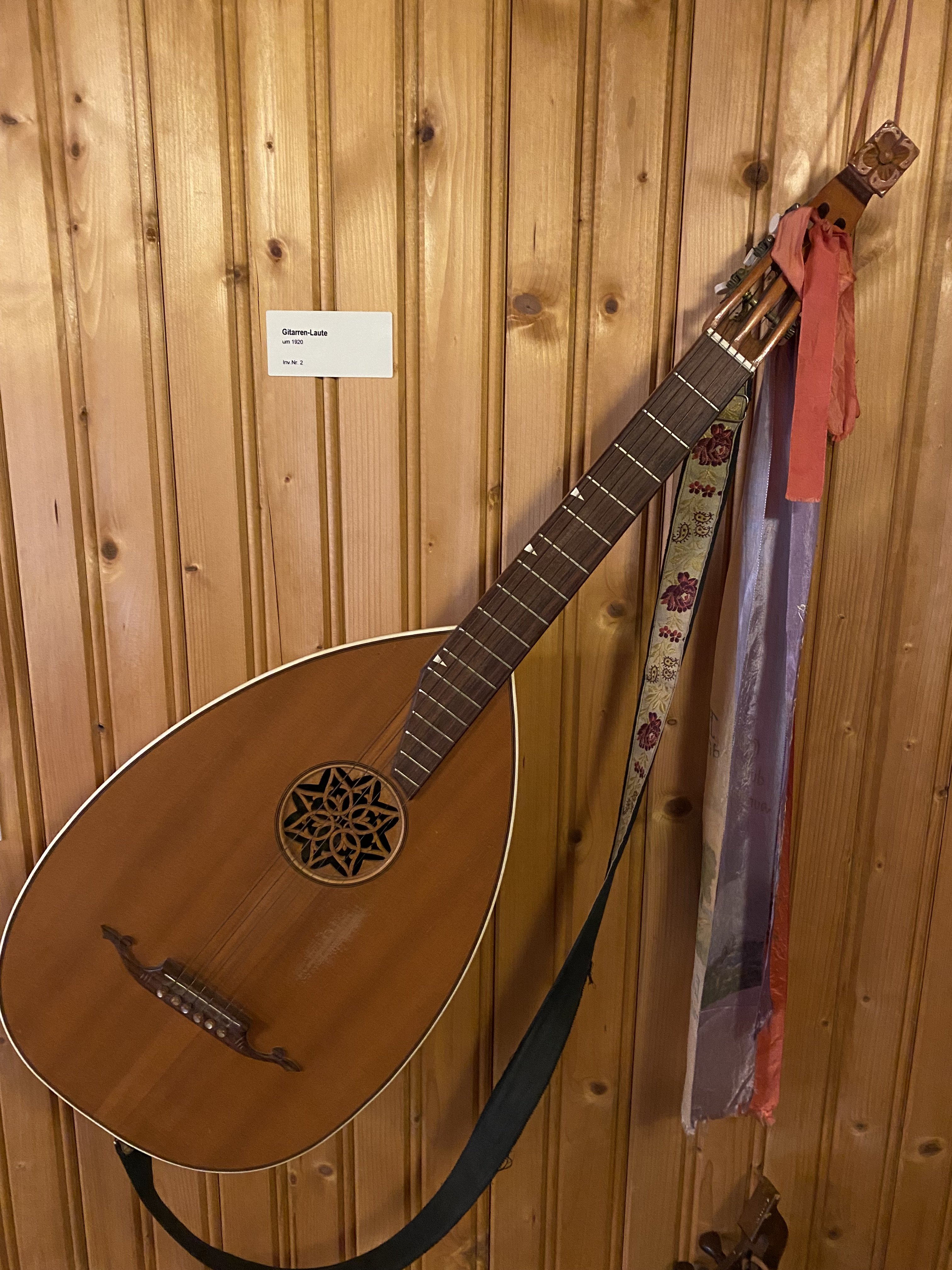 Gitarren-Laute (Allgäu-Schwäbisches Musikmuseum Eglofs CC BY-NC-SA)