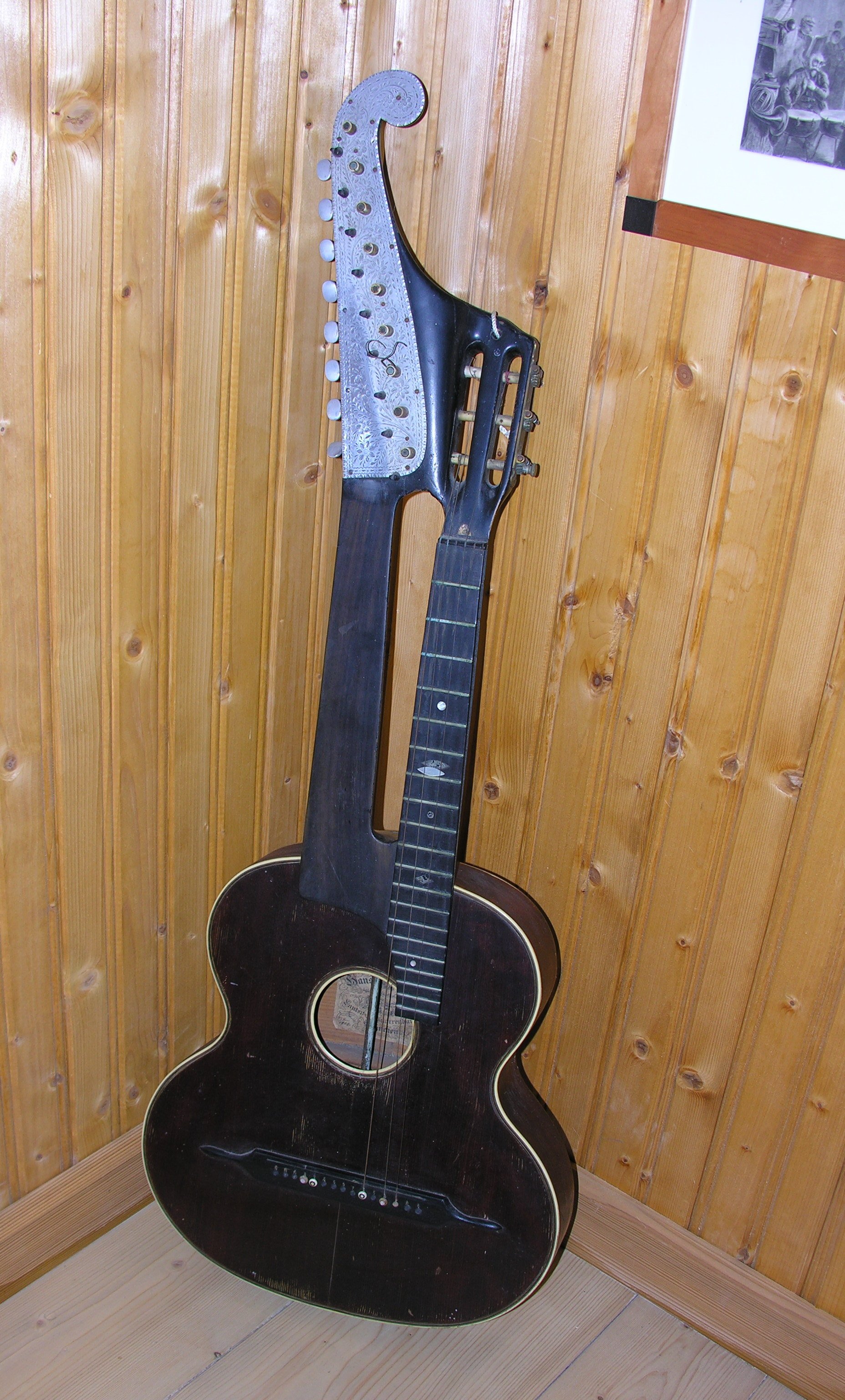 MIS_0209 Schrammelgitarre (Geschichts- und Heimatverein Eglofs e.V. CC BY-NC-SA)