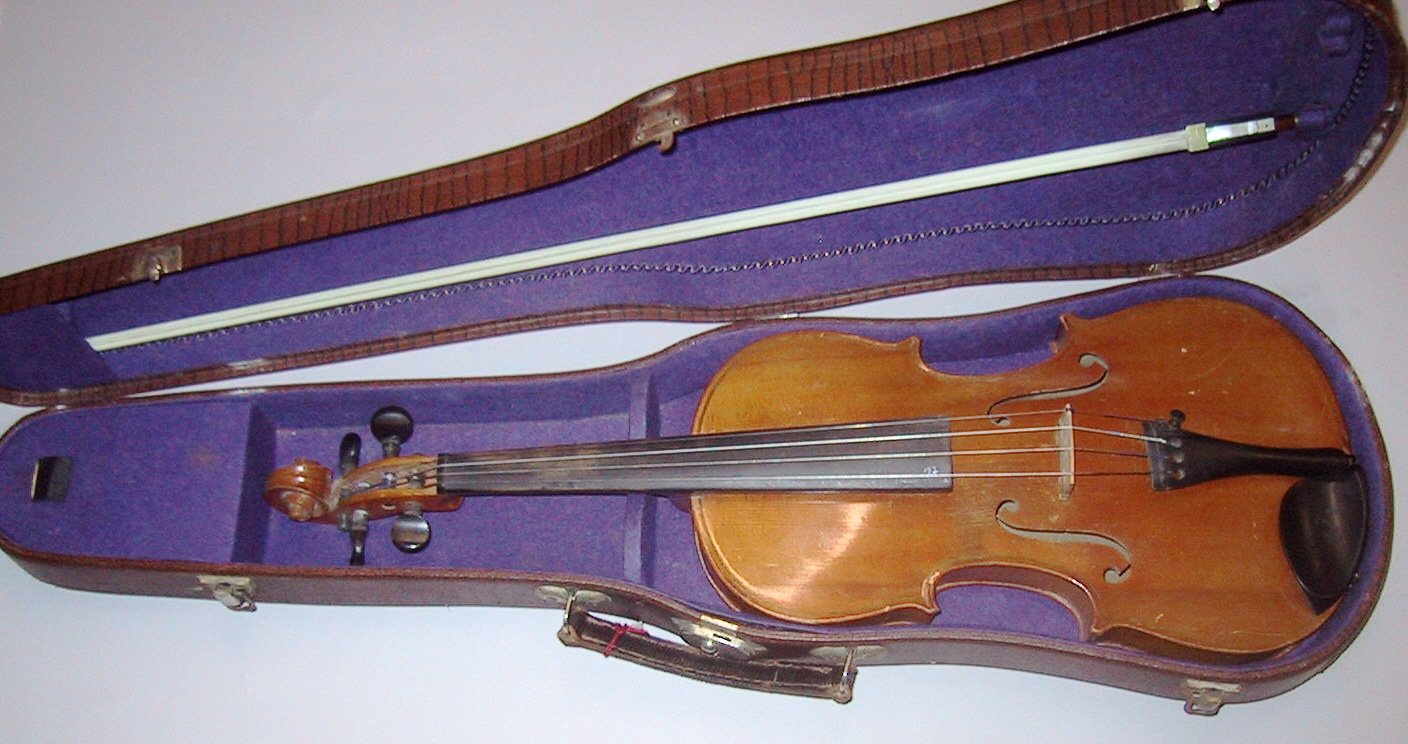 MIS_0017 Violine mit Koffer und Bogen (Geschichts- und Heimatverein Eglofs e.V. CC BY-NC-SA)